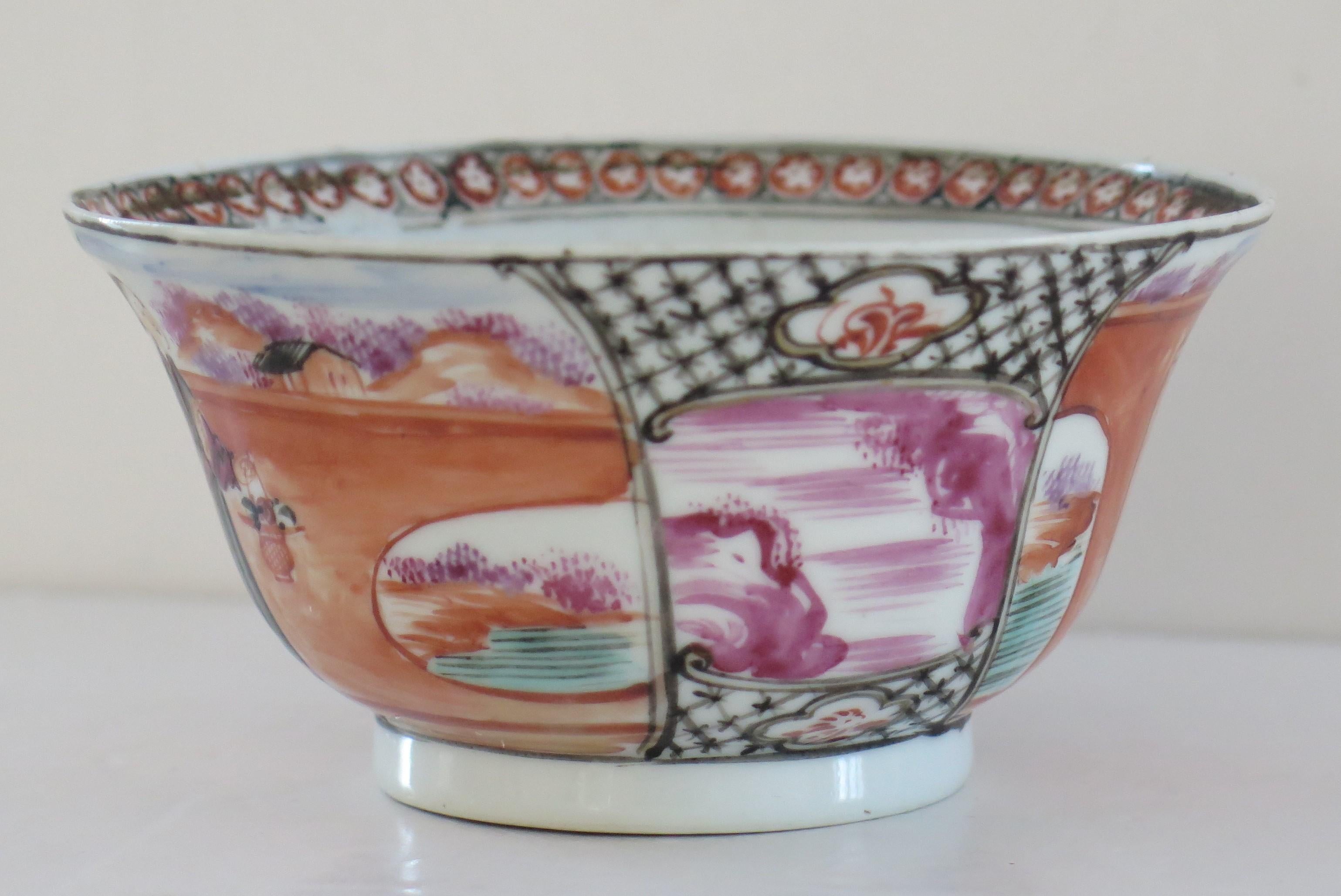 Chinese Porcelain Bowl Hand Painted Famille Rose, Qing Qianlong circa 1760 In Good Condition For Sale In Lincoln, Lincolnshire