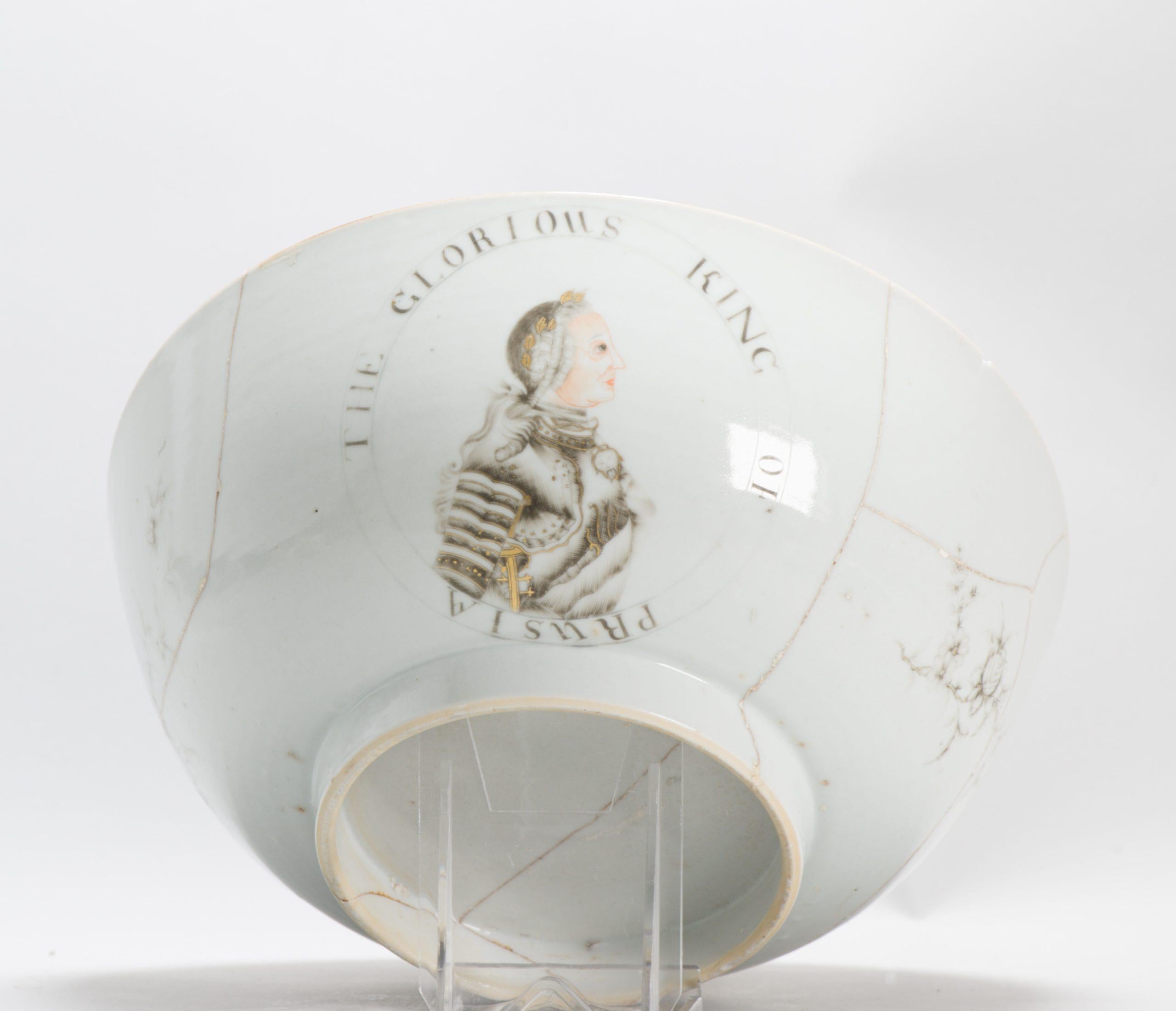 Il devrait se trouver dans un musée

Très bel exemple de porcelaine d'exportation A.I.C. grisaille vers 1758. Un bol très rare. Nous n'avons pas été en mesure de trouver un deuxième exemplaire dans une quelconque littérature de site