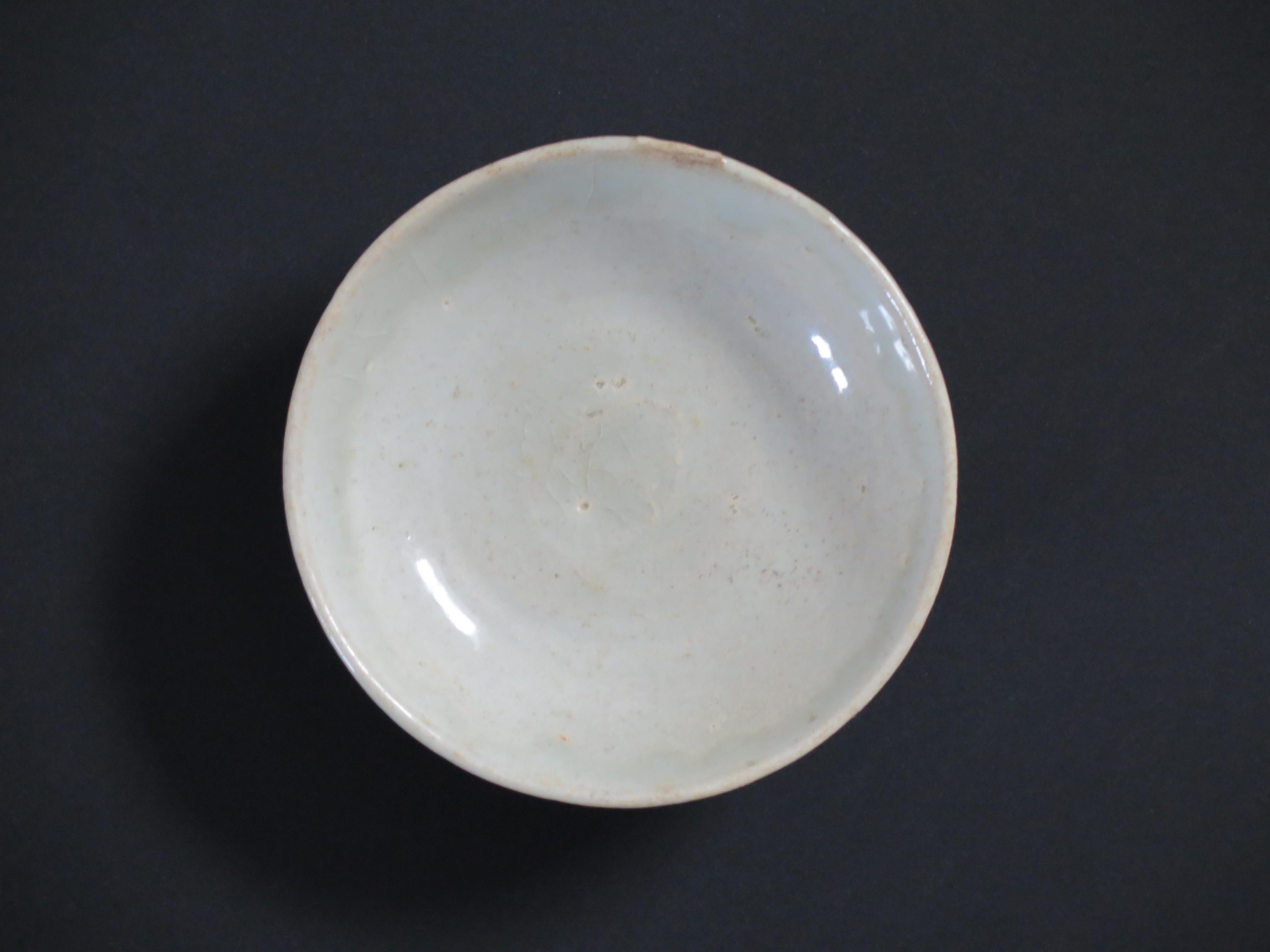 Chinese Porcelain Bowl or Dish Longquan light Celadon, Yuan Dynasty circa 1300 For Sale 4