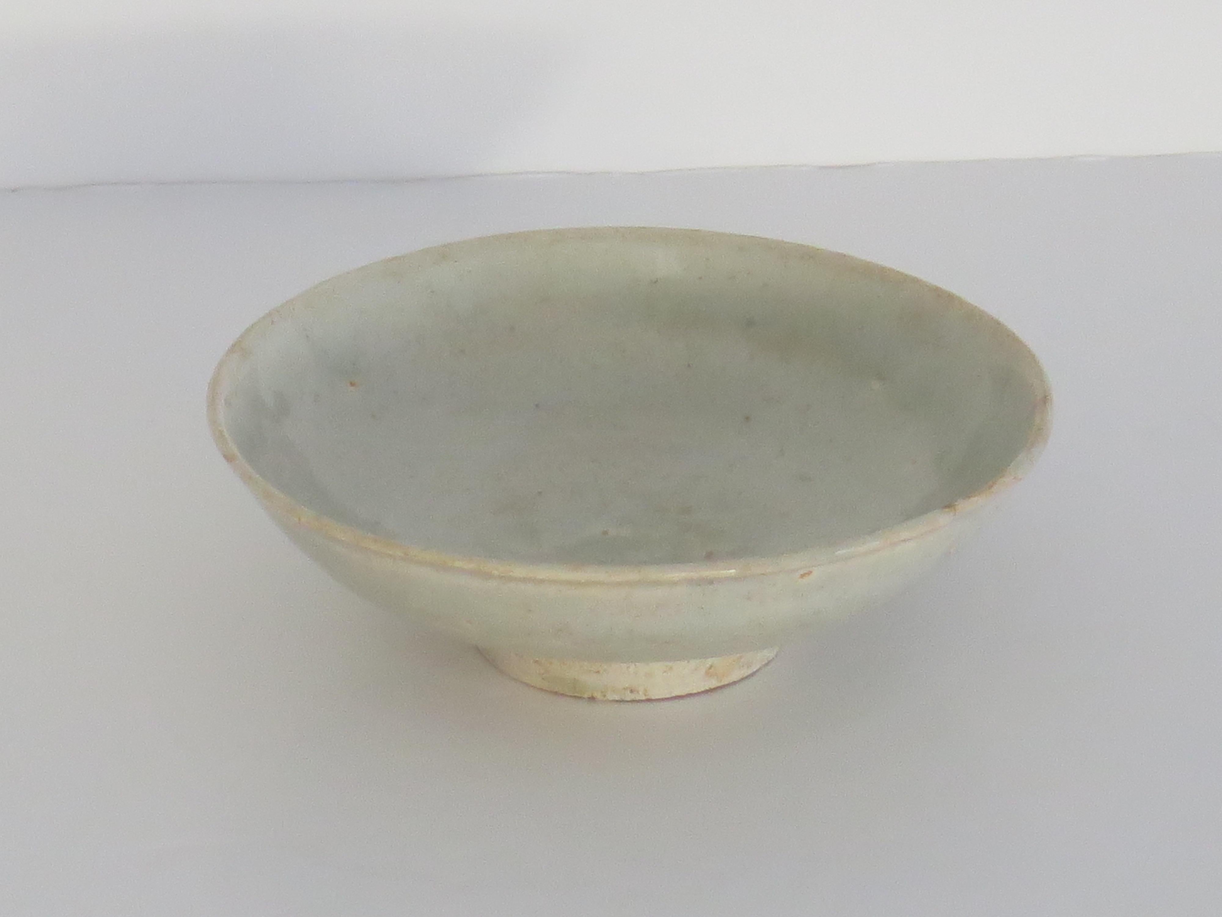 Bol ou plat en porcelaine chinoise Longquan céladon clair, Dynastie Yuan vers 1300 en vente 3