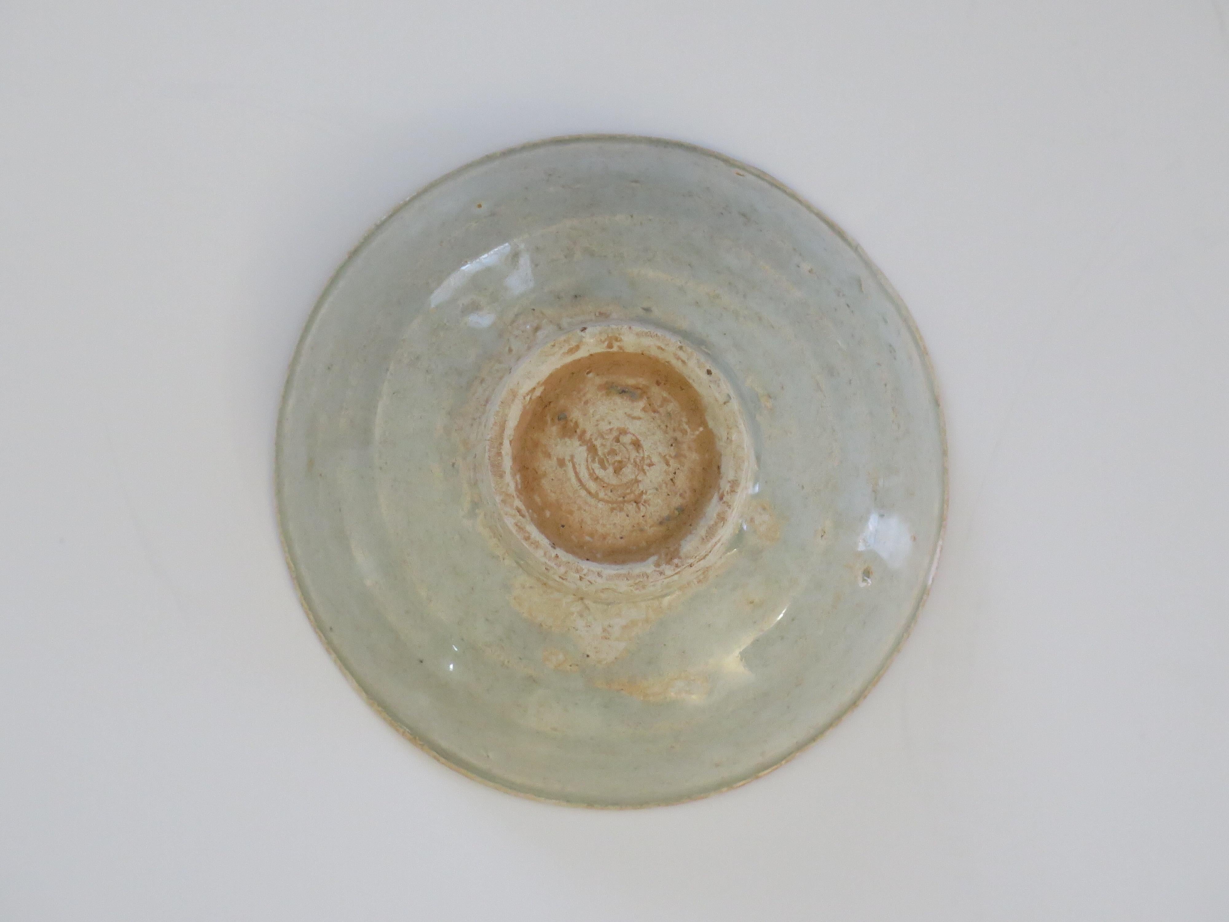 Chinese Porcelain Bowl or Dish Longquan light Celadon, Yuan Dynasty circa 1300 For Sale 8