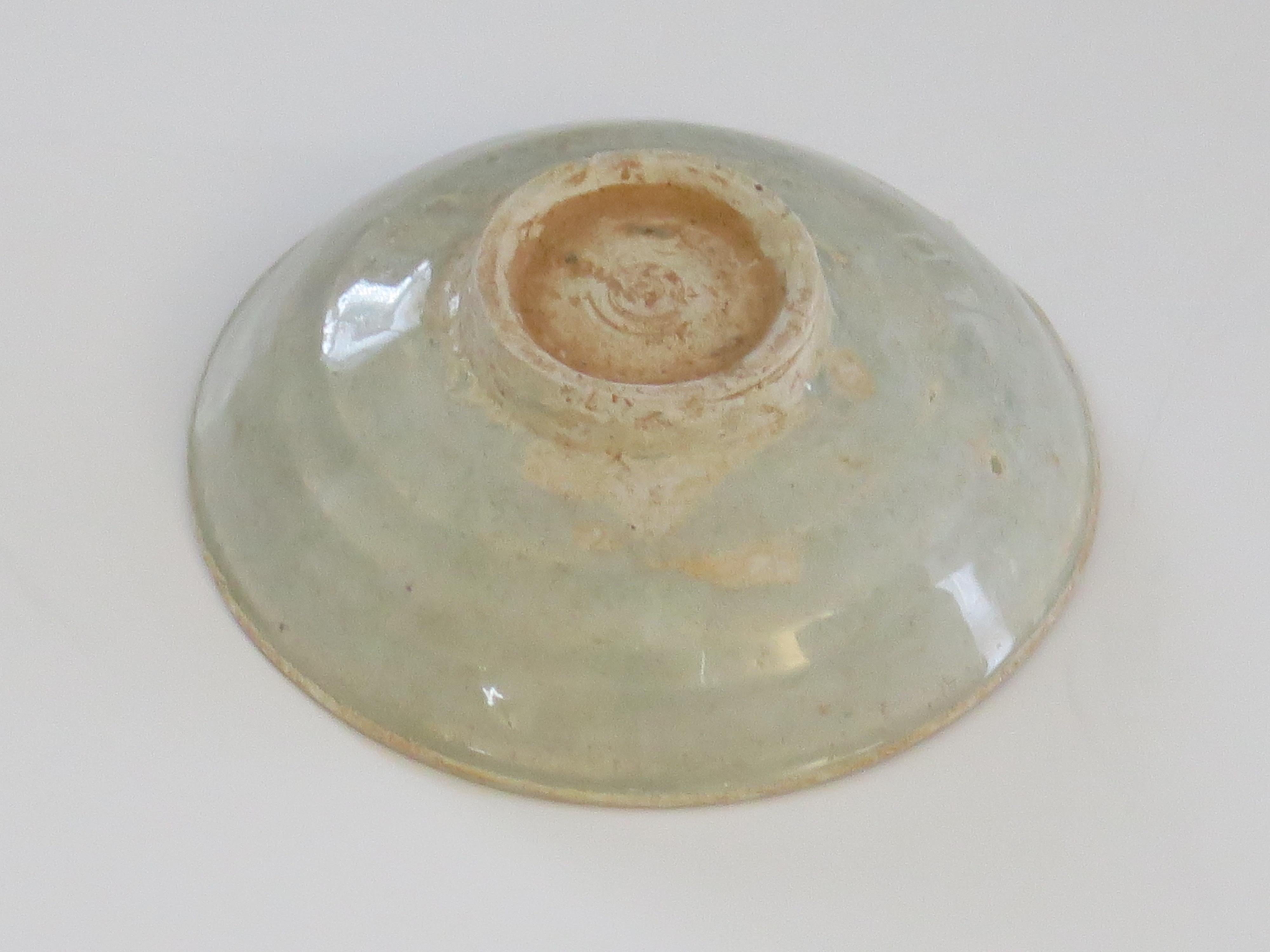 Bol ou plat en porcelaine chinoise Longquan céladon clair, Dynastie Yuan vers 1300 en vente 8