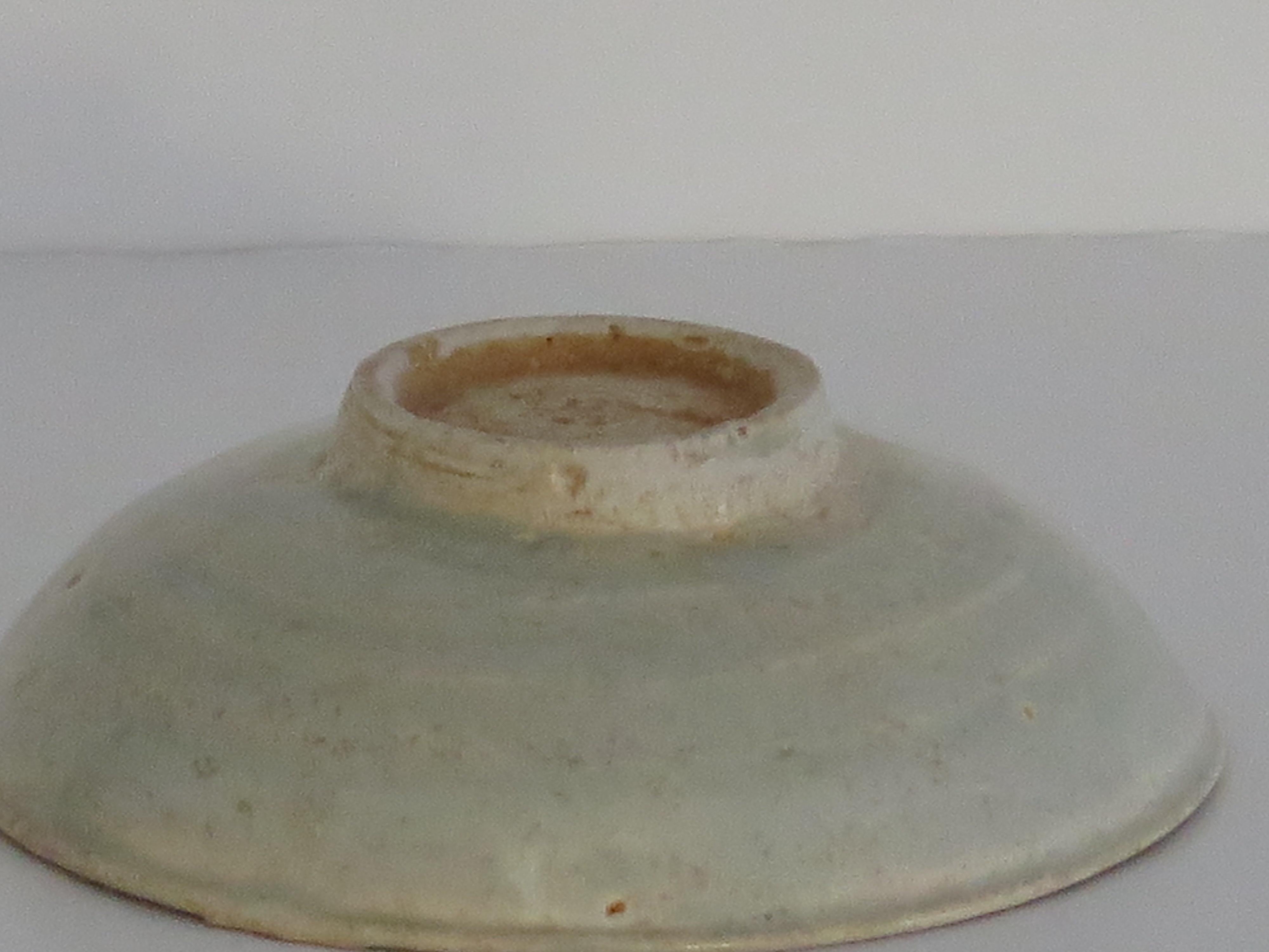Bol ou plat en porcelaine chinoise Longquan céladon clair, Dynastie Yuan vers 1300 en vente 9