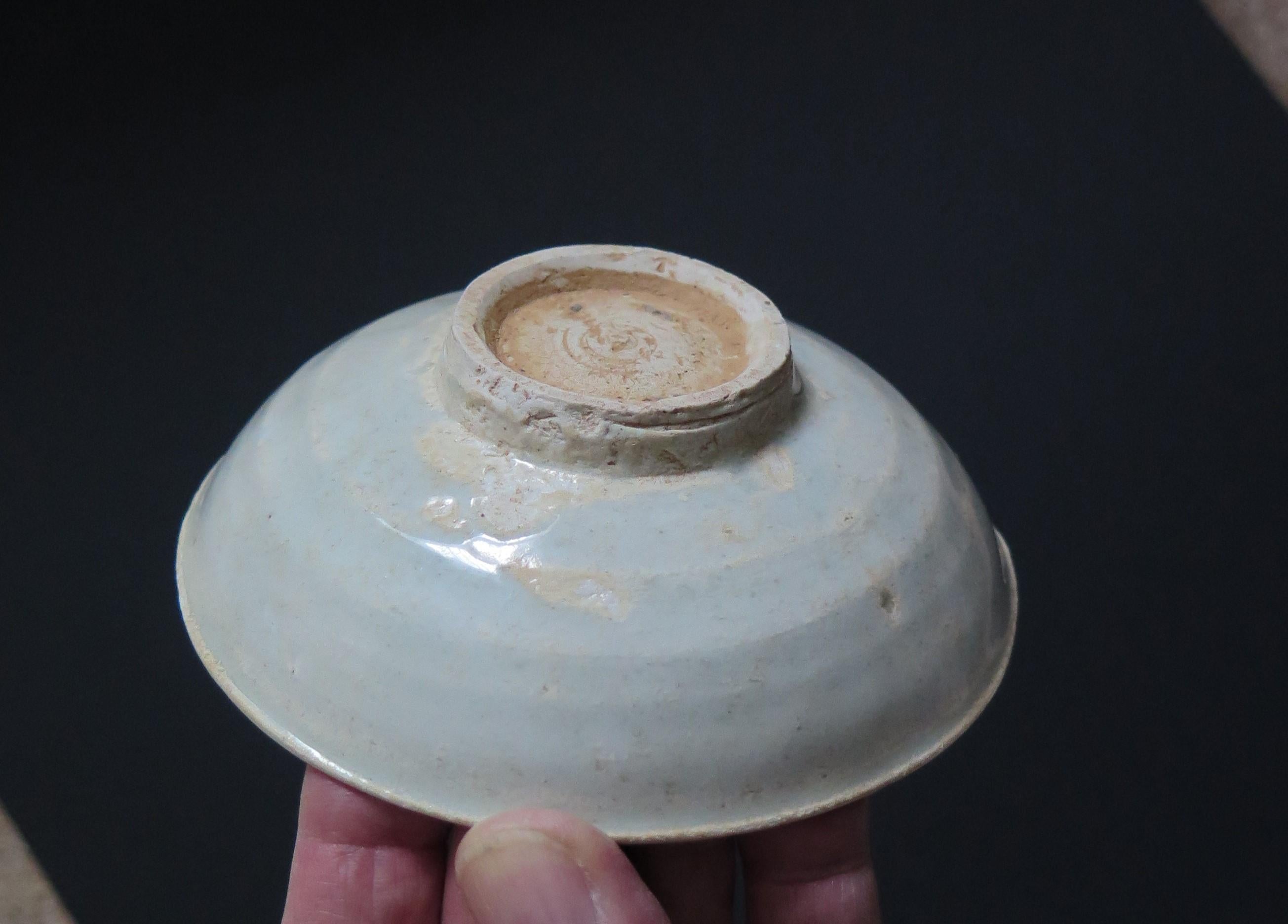 Bol ou plat en porcelaine chinoise Longquan céladon clair, Dynastie Yuan vers 1300 en vente 10