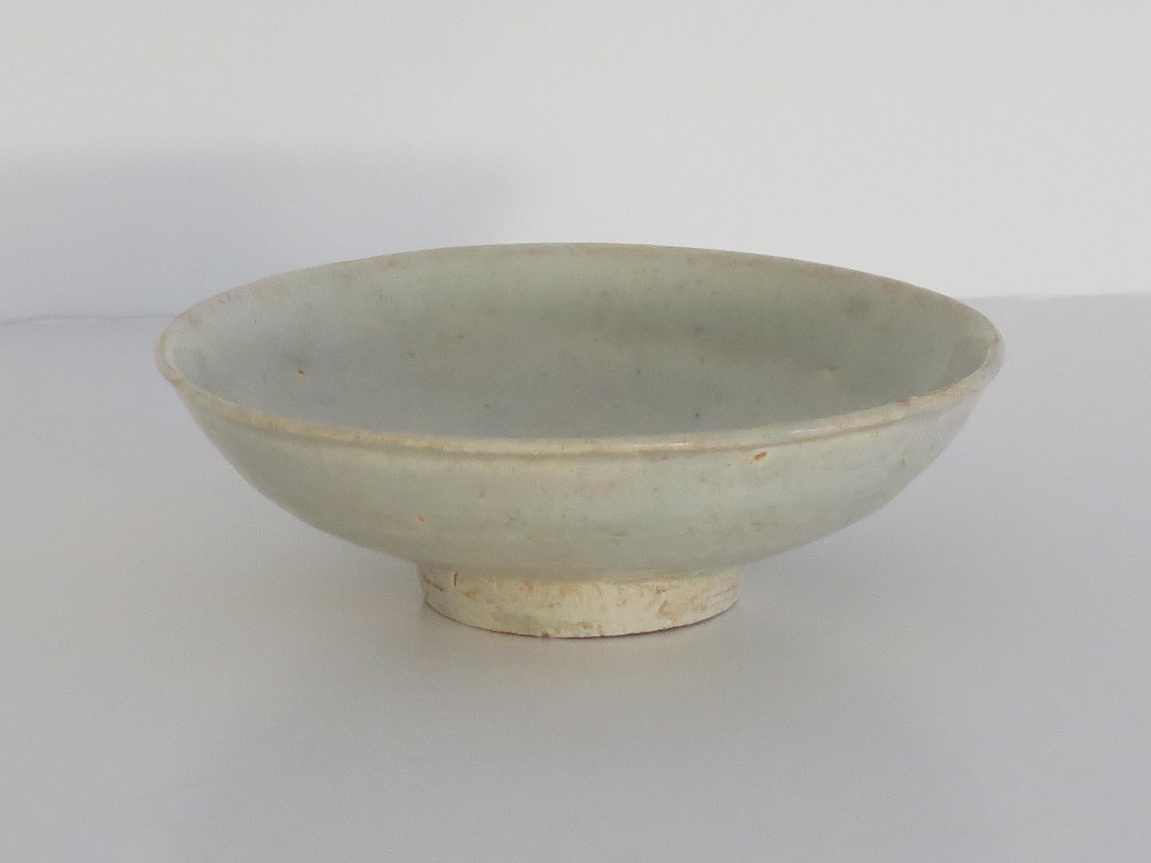 Il s'agit d'un très ancien petit bol en porcelaine chinoise de type Longquan Celadon, que nous datons de la dynastie Yuan ( 1279 à 1368) vers 1300, ou peut-être légèrement plus tôt, de la période des Song du Sud. ( 1127 à 1279)

Le bol est bien