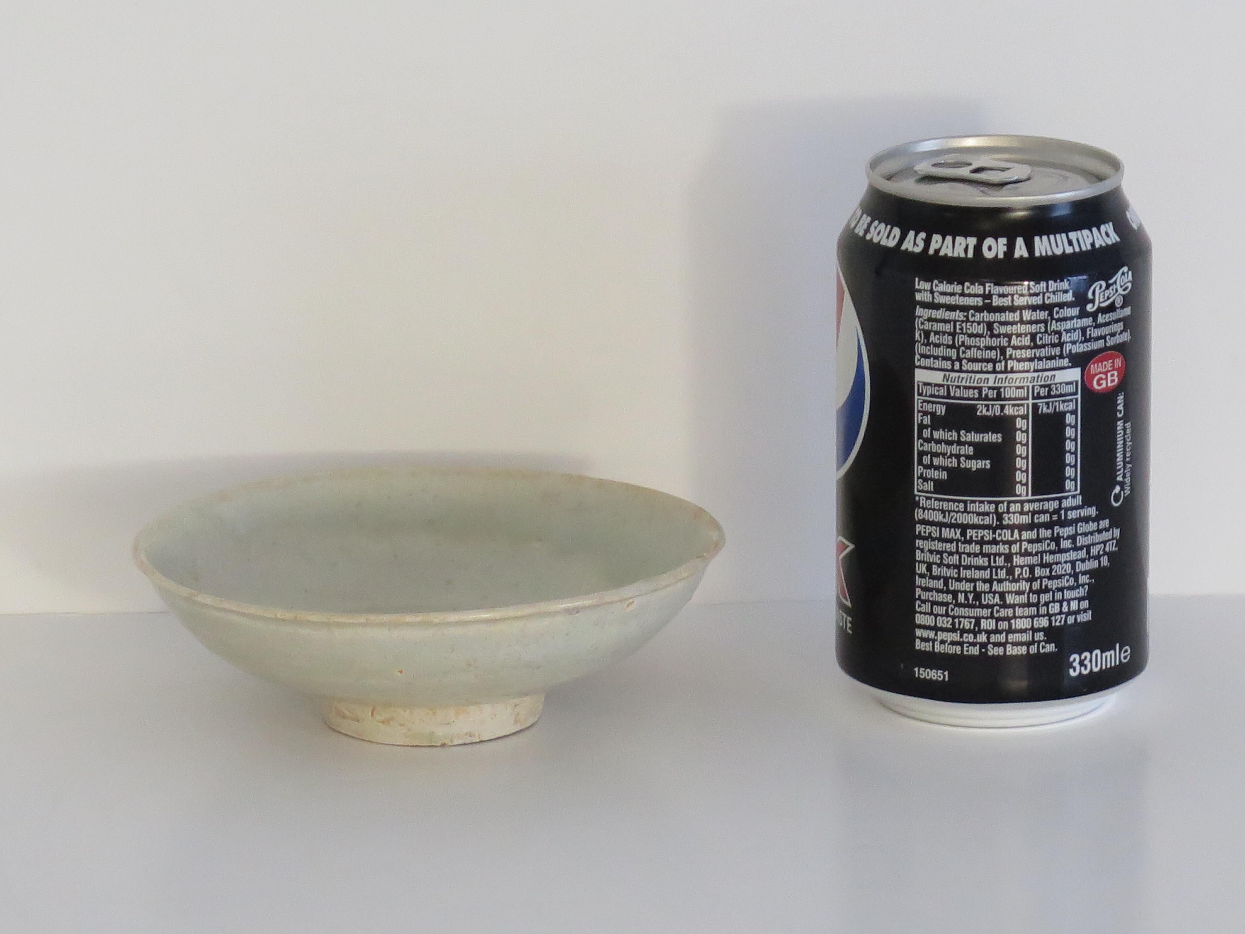 Bol ou plat en porcelaine chinoise Longquan céladon clair, Dynastie Yuan vers 1300 en vente 12