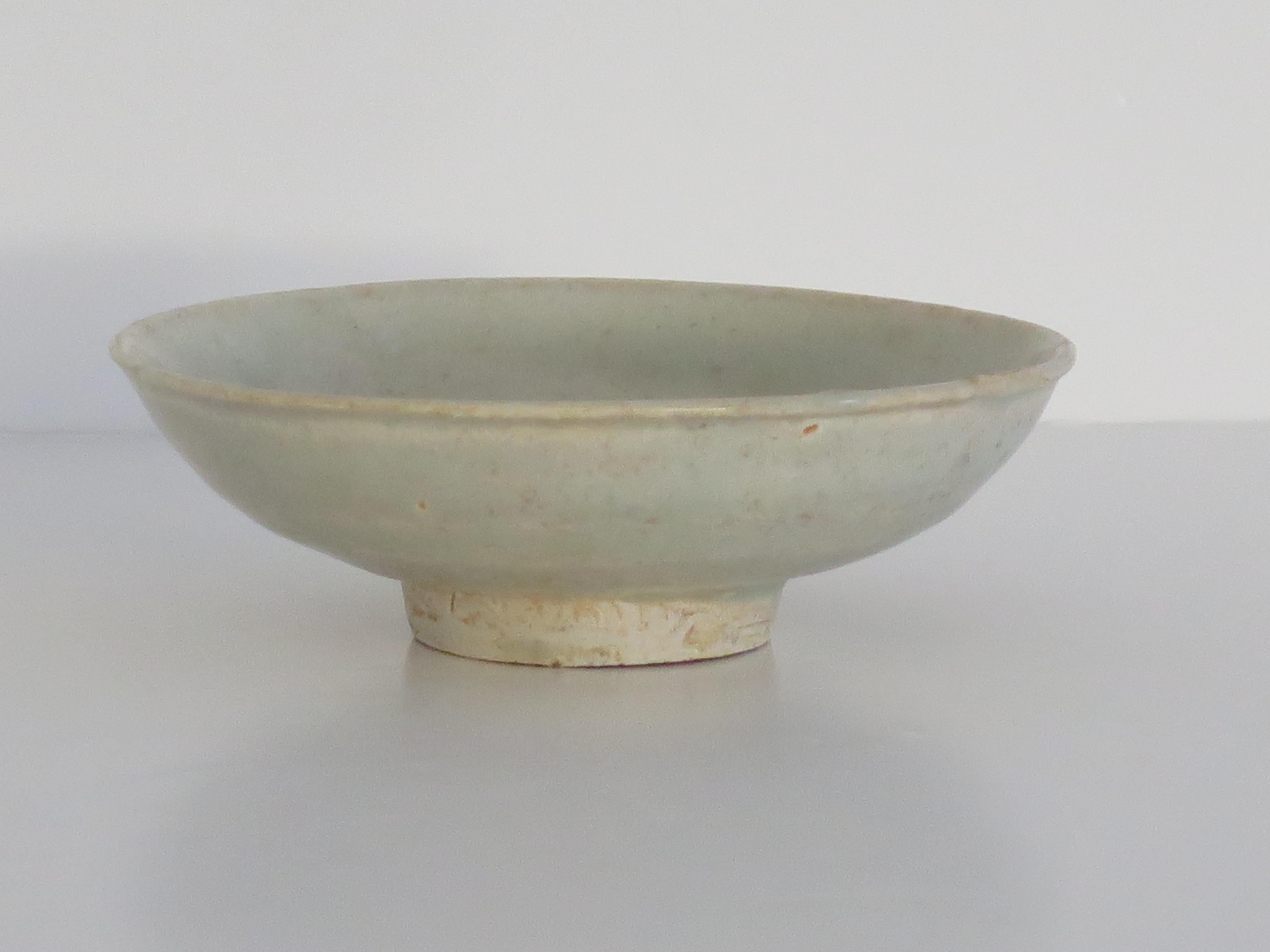 Chinesische Porzellanschale oder -teller Longquan light Celadon, Yuan Dynasty um 1300 (Chinesischer Export) im Angebot