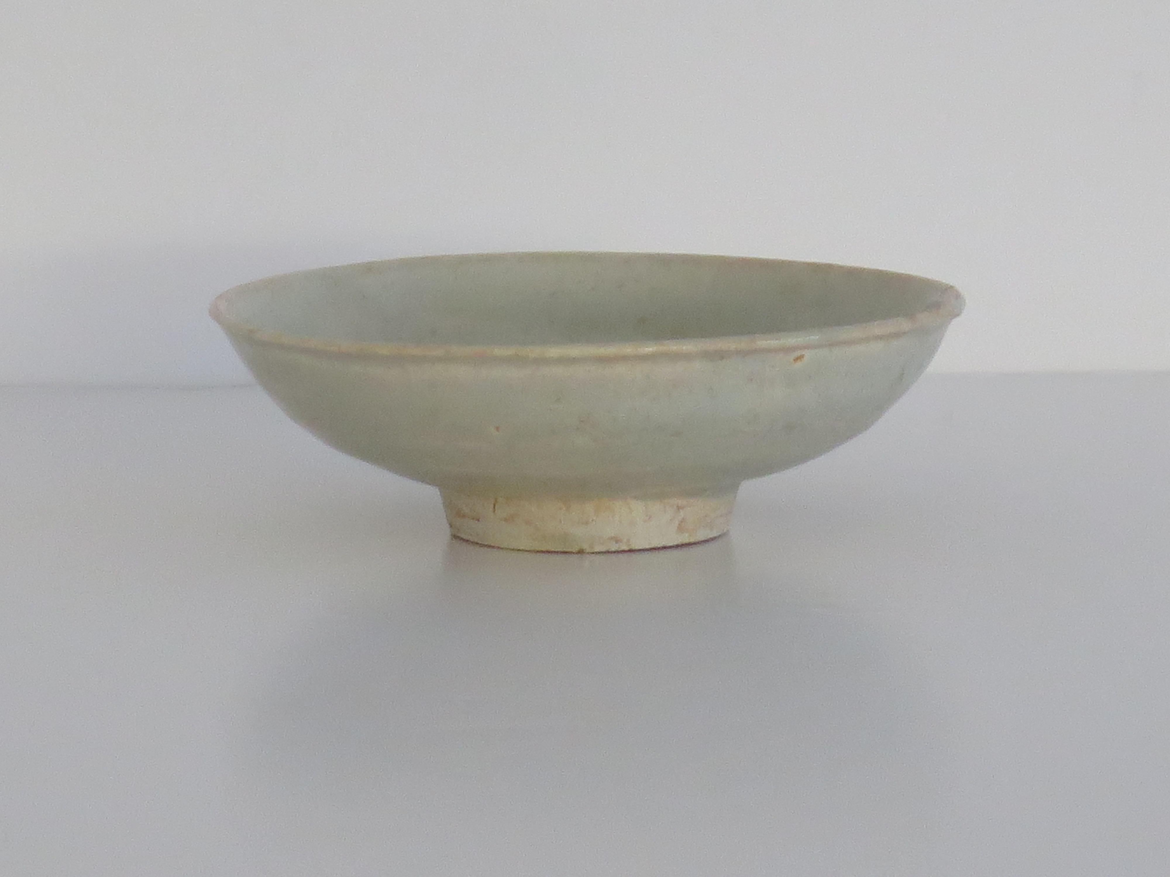 Chinois Bol ou plat en porcelaine chinoise Longquan céladon clair, Dynastie Yuan vers 1300 en vente
