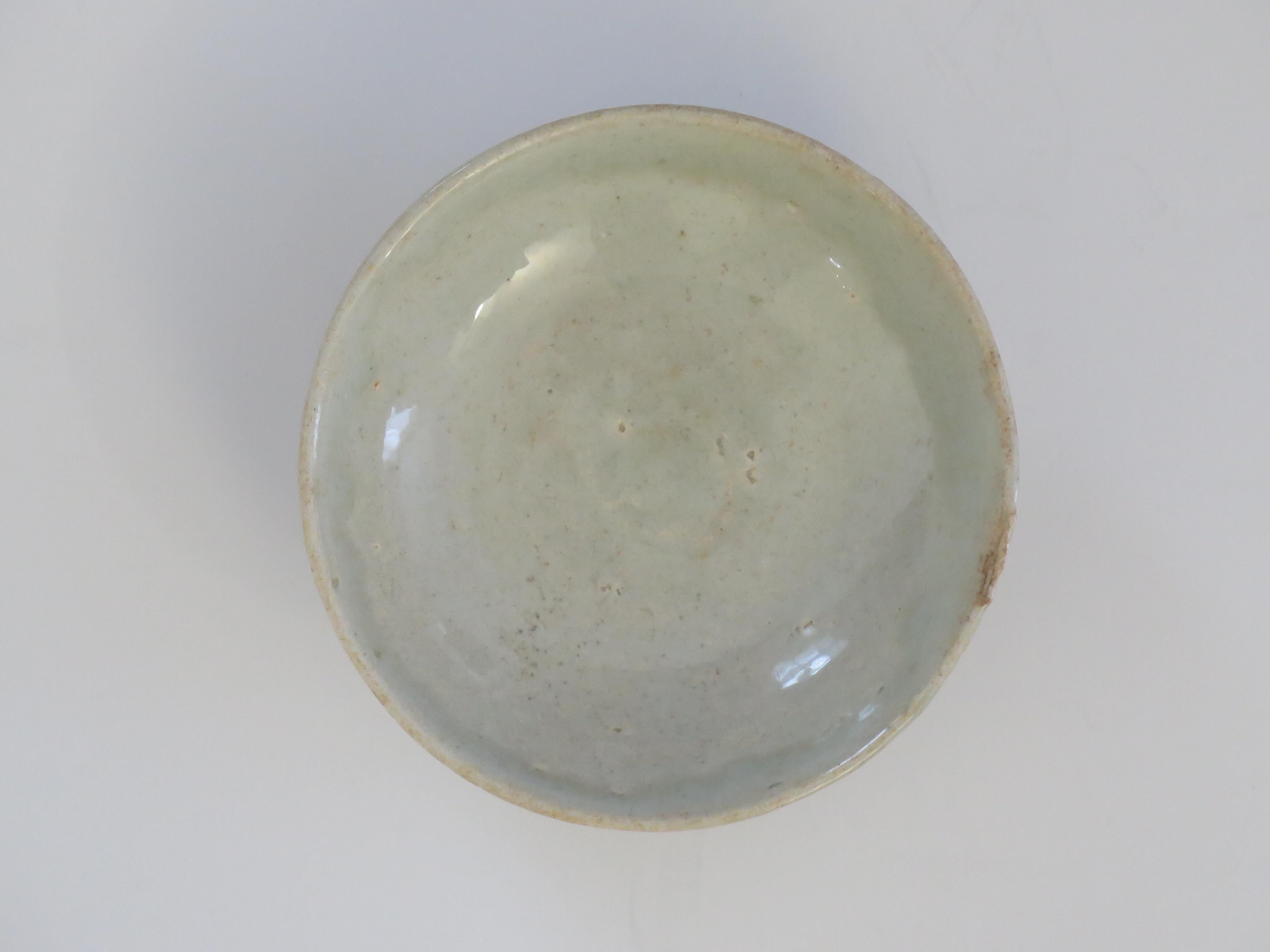 Fait main Bol ou plat en porcelaine chinoise Longquan céladon clair, Dynastie Yuan vers 1300 en vente