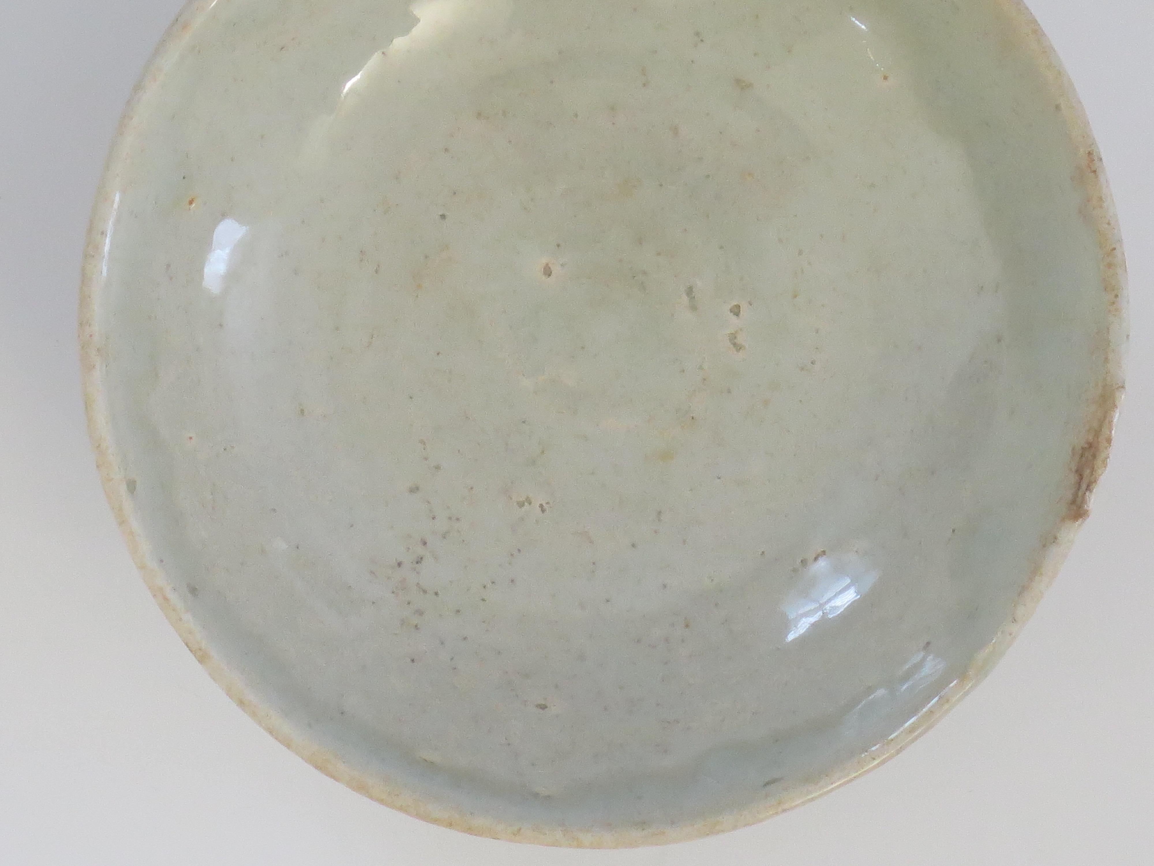 Porcelaine Bol ou plat en porcelaine chinoise Longquan céladon clair, Dynastie Yuan vers 1300 en vente