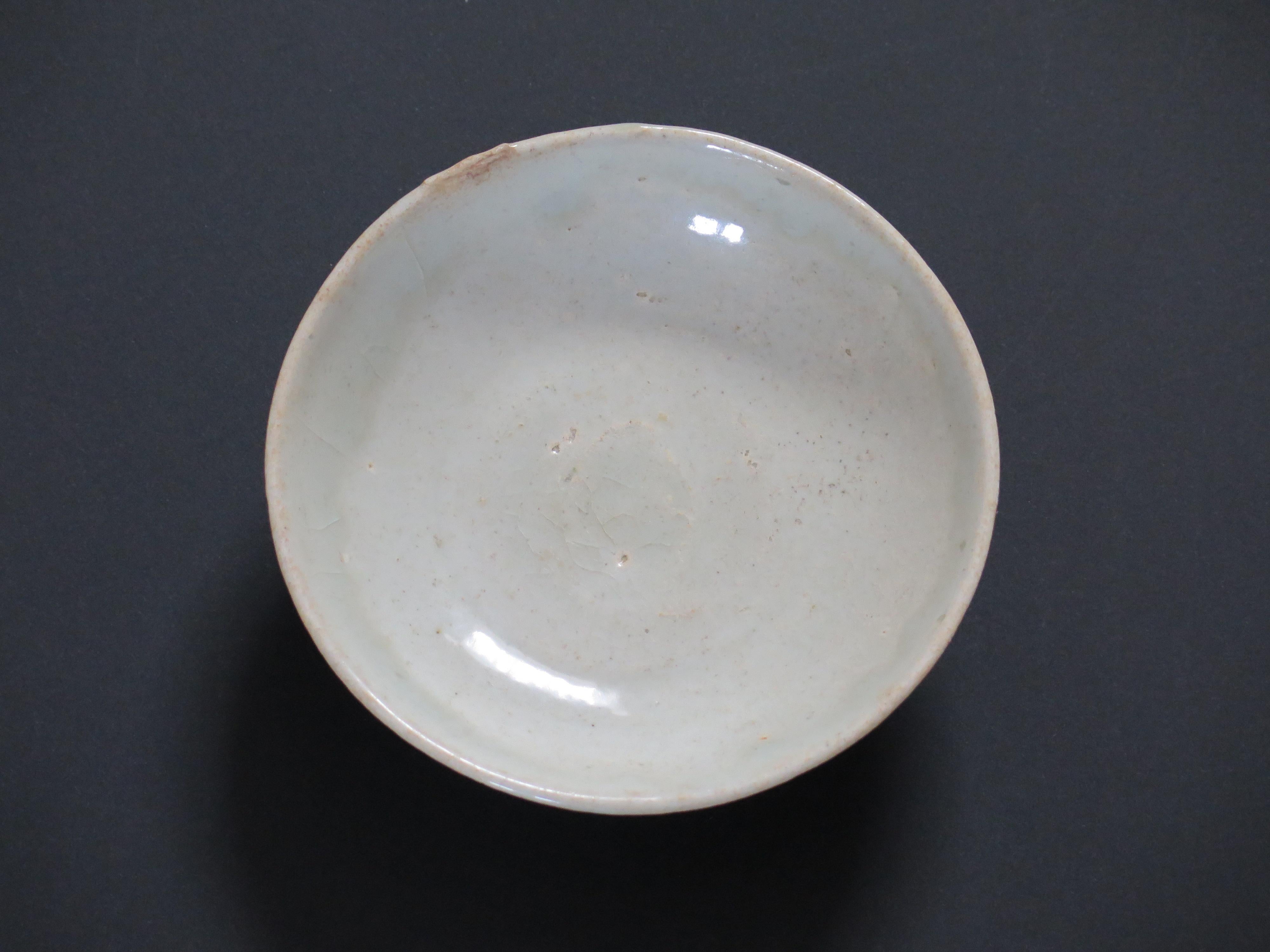 Bol ou plat en porcelaine chinoise Longquan céladon clair, Dynastie Yuan vers 1300 en vente 1