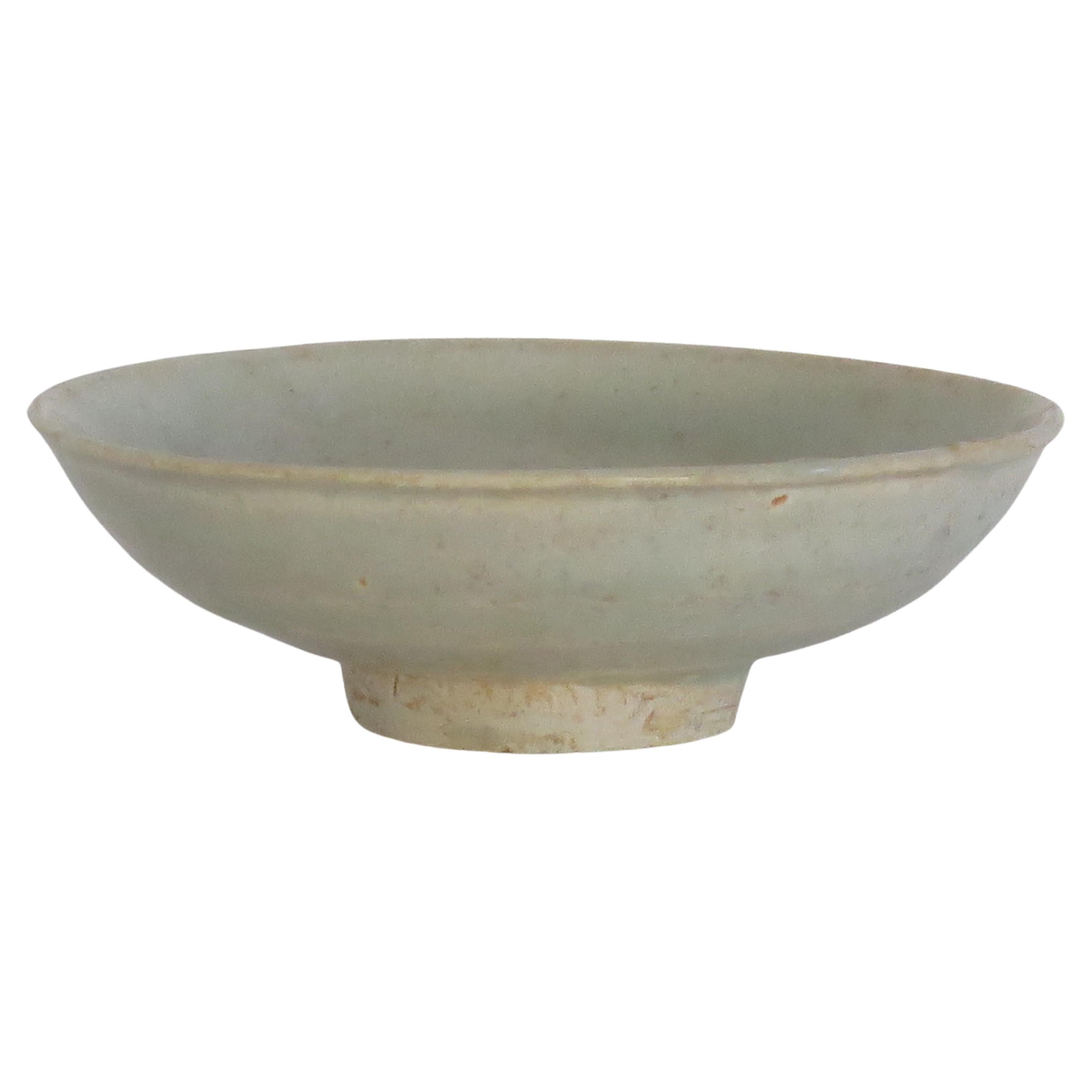 Bol ou plat en porcelaine chinoise Longquan céladon clair, Dynastie Yuan vers 1300 en vente