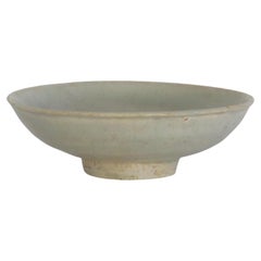 Bol ou plat en porcelaine chinoise Longquan céladon clair, Dynastie Yuan vers 1300