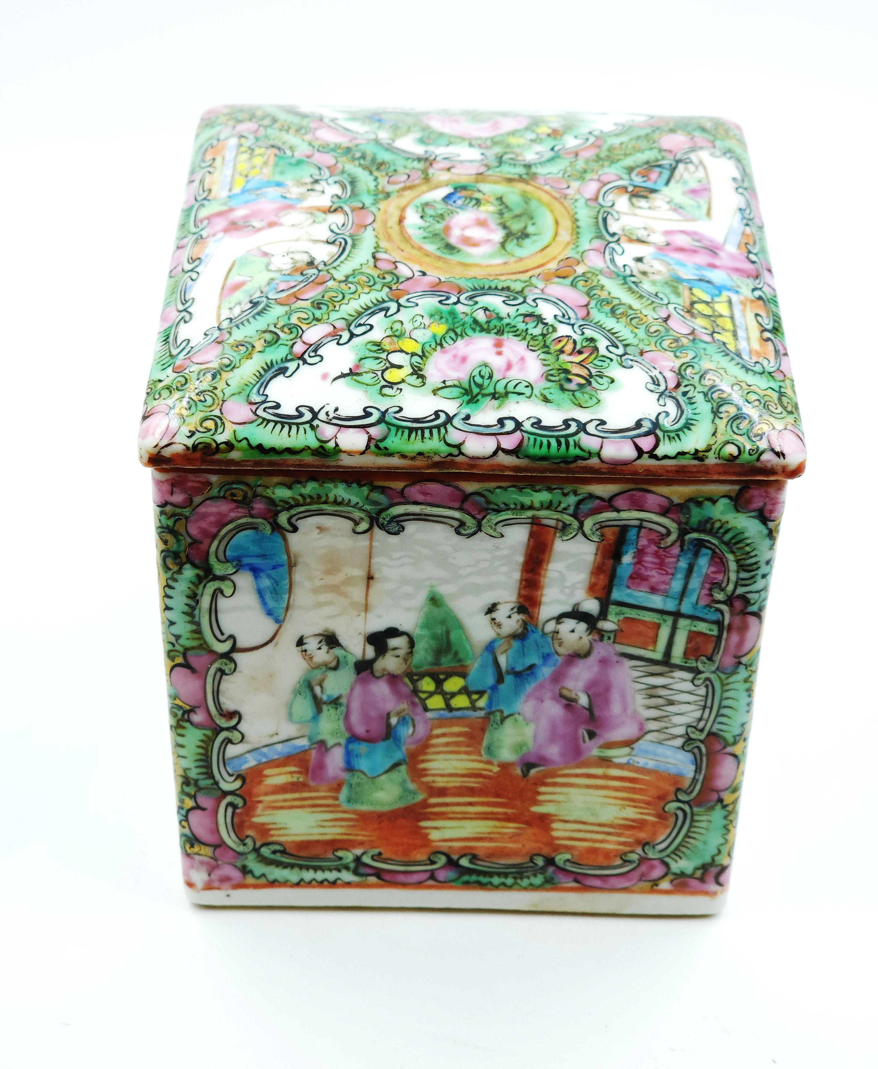 Chinese porcelain box, Canton, 20th century. For Sale 3