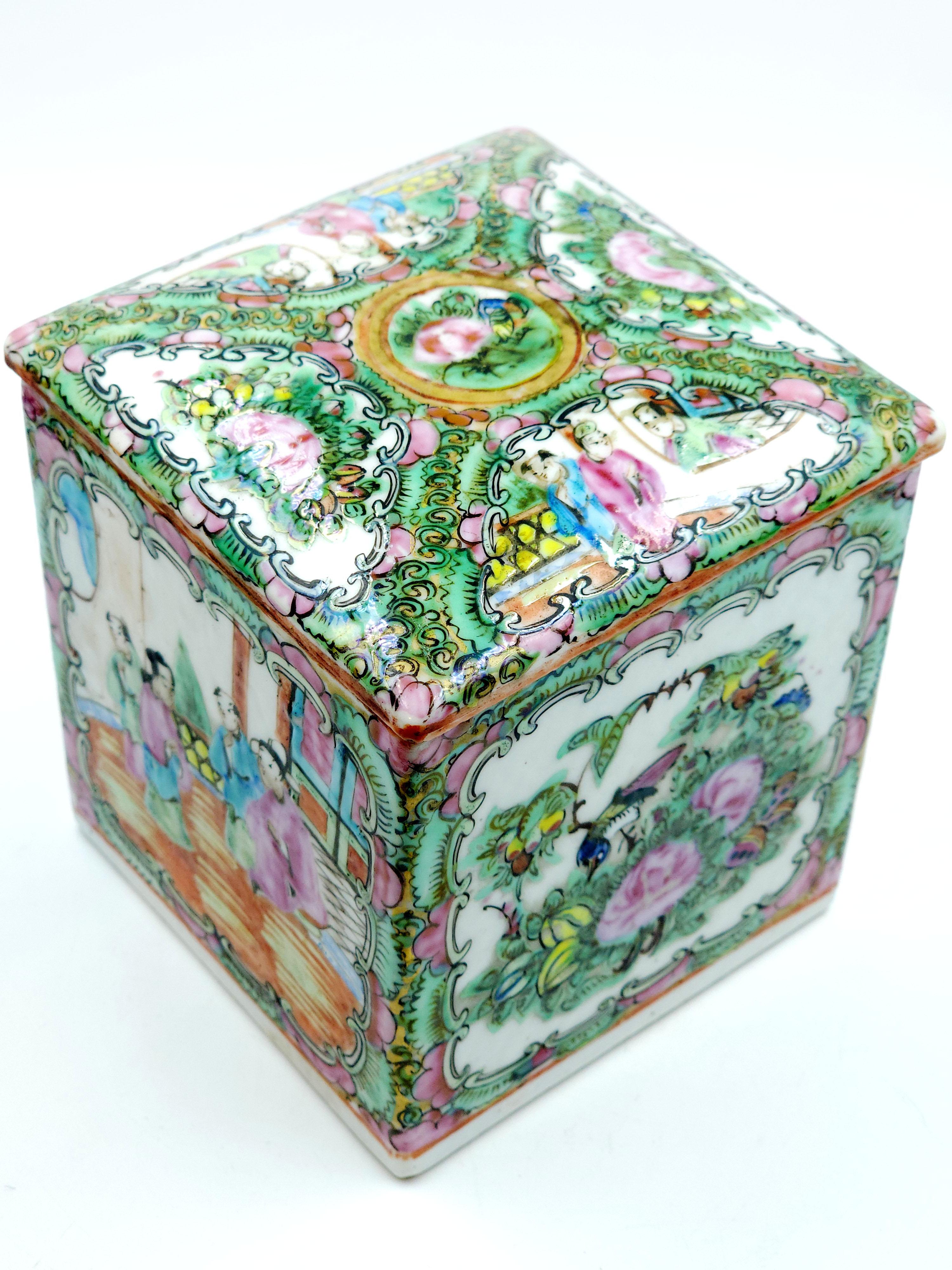 Chinese porcelain box, Canton, 20th century. For Sale 4