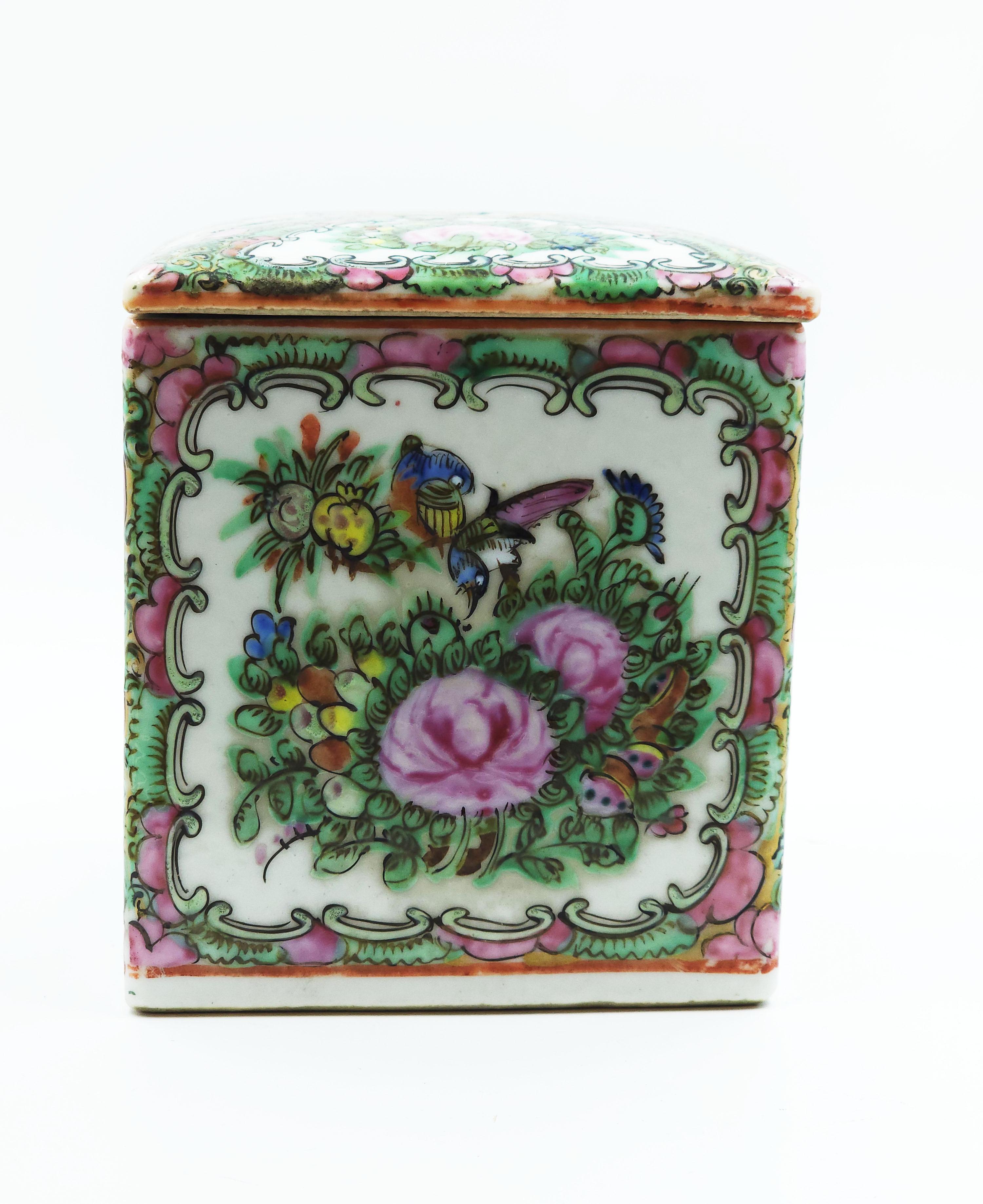 Qing Chinese porcelain box, Canton, 20th century. For Sale