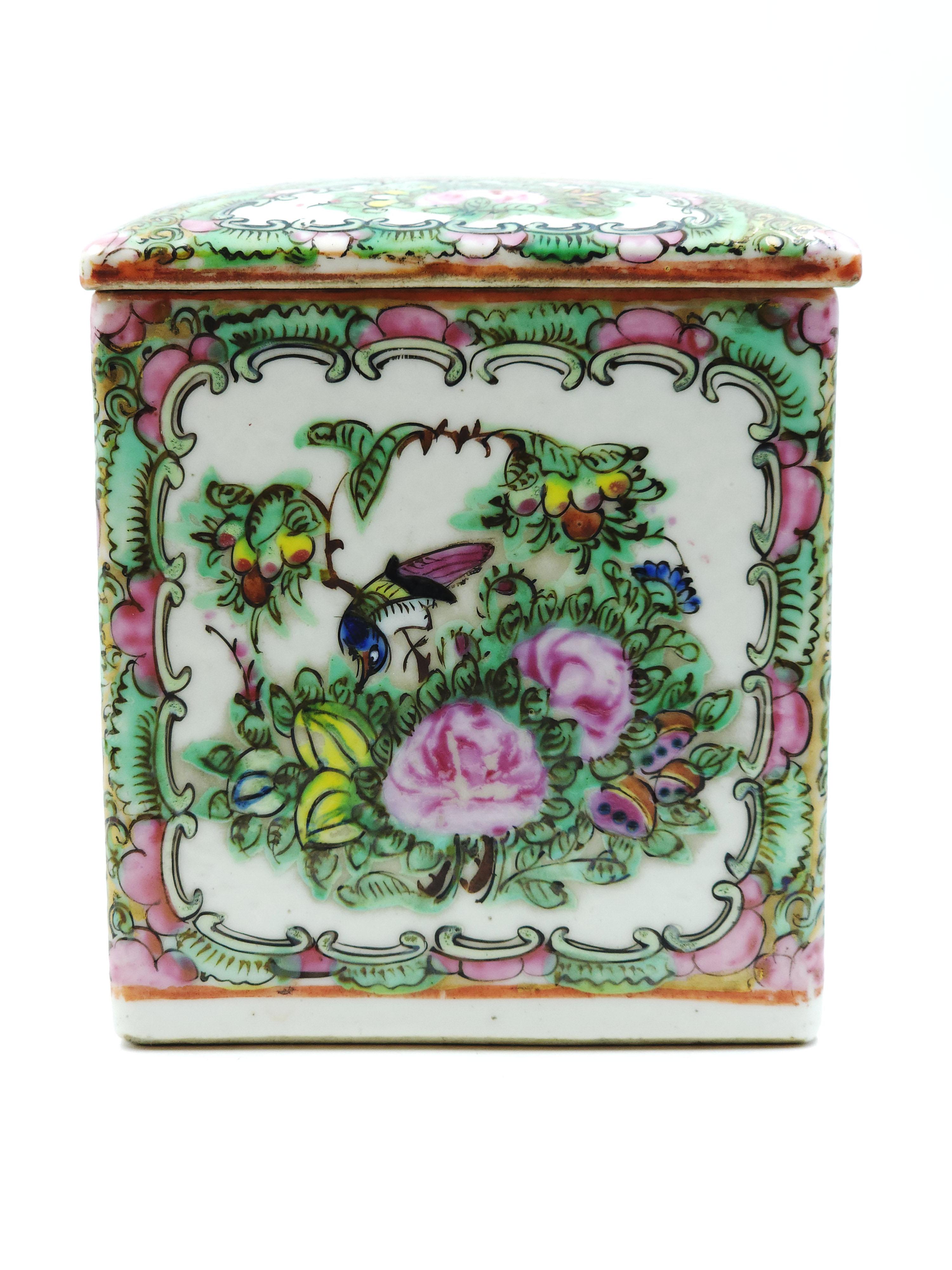 Hand-Crafted Chinese porcelain box, Canton, 20th century. For Sale