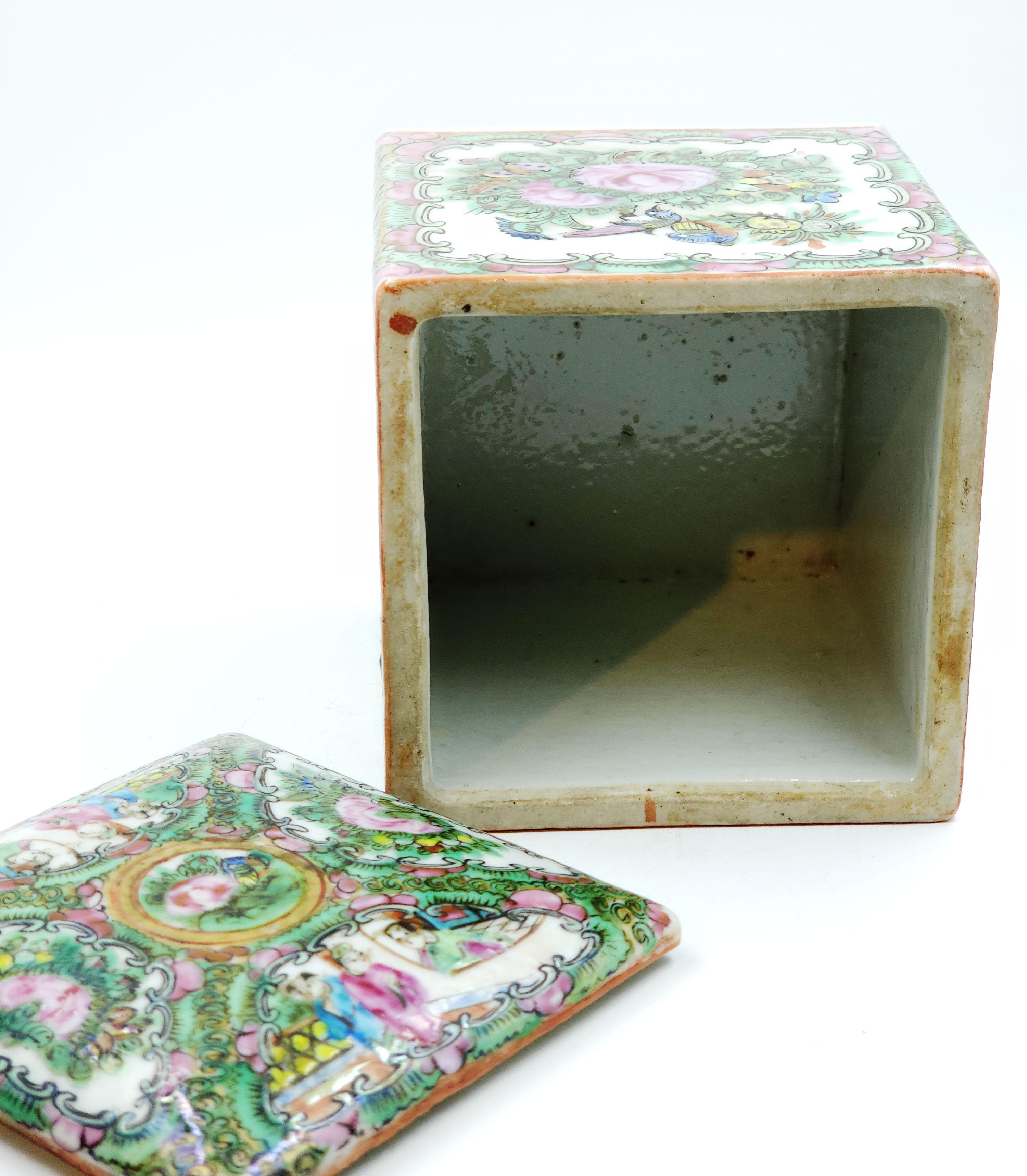 Fait main Boîte en porcelaine chinoise, Canton, 20e siècle. en vente