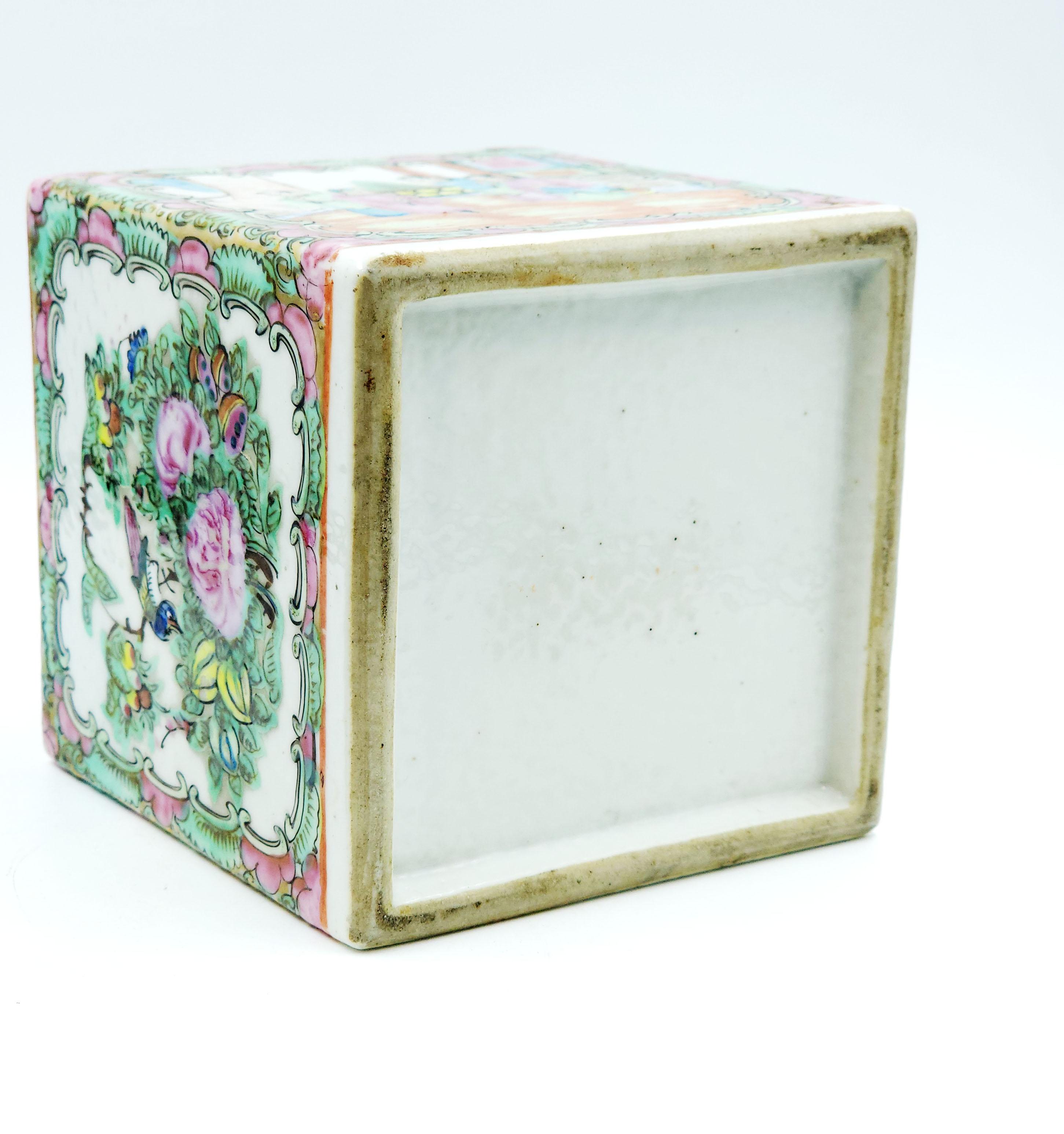 Boîte en porcelaine chinoise, Canton, 20e siècle. Bon état - En vente à Autonomous City Buenos Aires, CABA