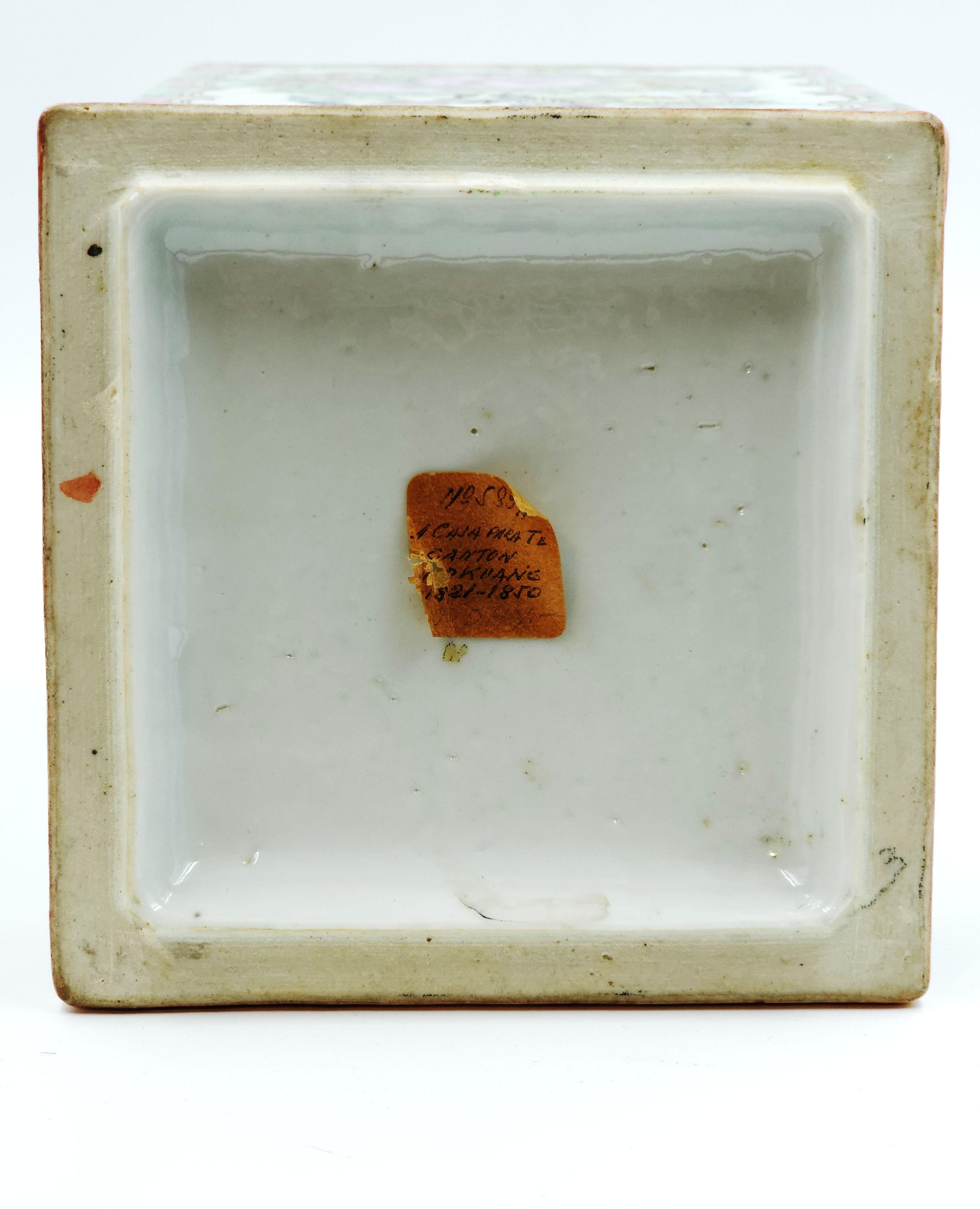 Porcelaine Boîte en porcelaine chinoise, Canton, 20e siècle. en vente