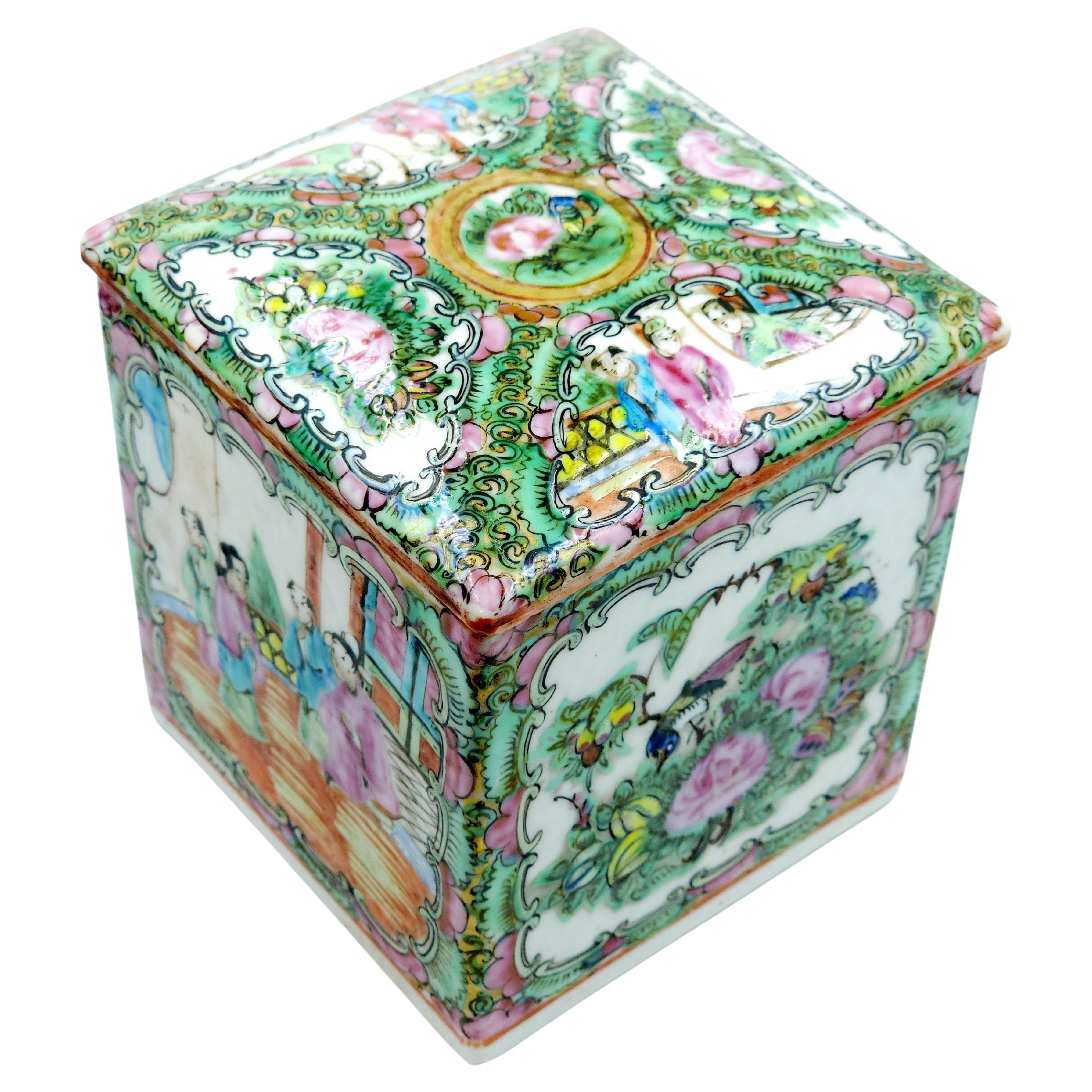 Chinese porcelain box, Canton, 20th century. For Sale