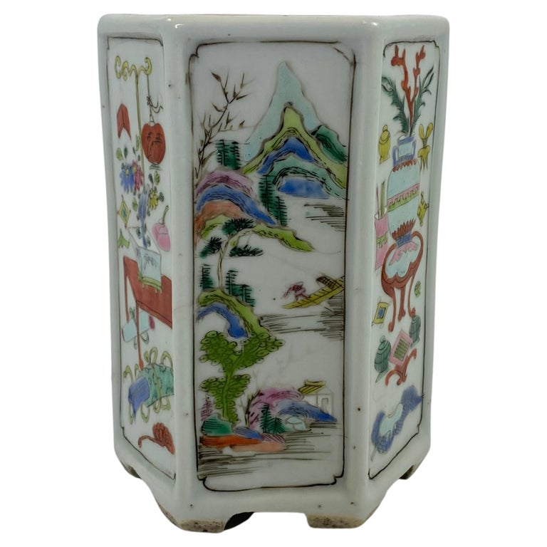 Pot à pinceaux en porcelaine chinoise, vers 1730. Période Yongzheng En  vente sur 1stDibs