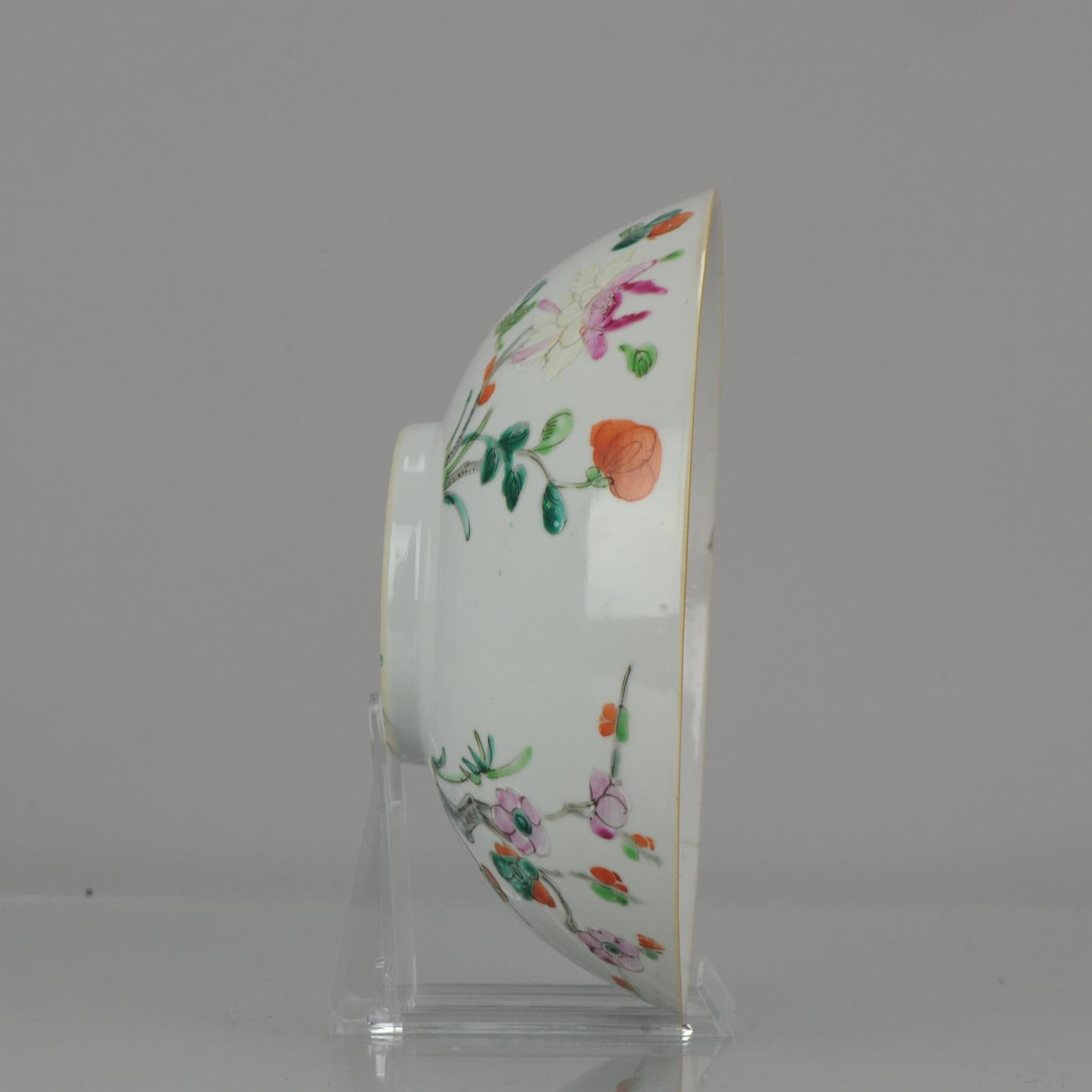Chinese porcelain Cantonese Qing Bowl Flowers in Garden Marked, 19th Century In Good Condition For Sale In Amsterdam, Noord Holland