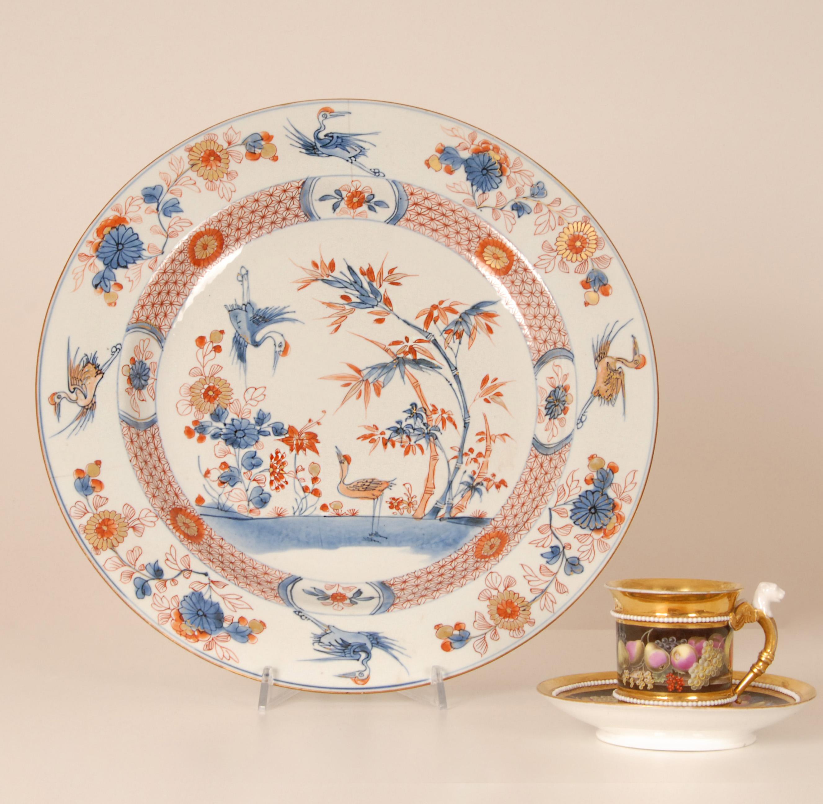 Antike chinesische Porzellan Charger.
Imari-Teller aus der Kangxi-Periode mit Kranichen und blühenden Pflanzen sowie anderen Motiven wie Bambus und Chrysanthemen, die Langlebigkeit symbolisieren.
In China haben Kraniche eine spirituelle Bedeutung,