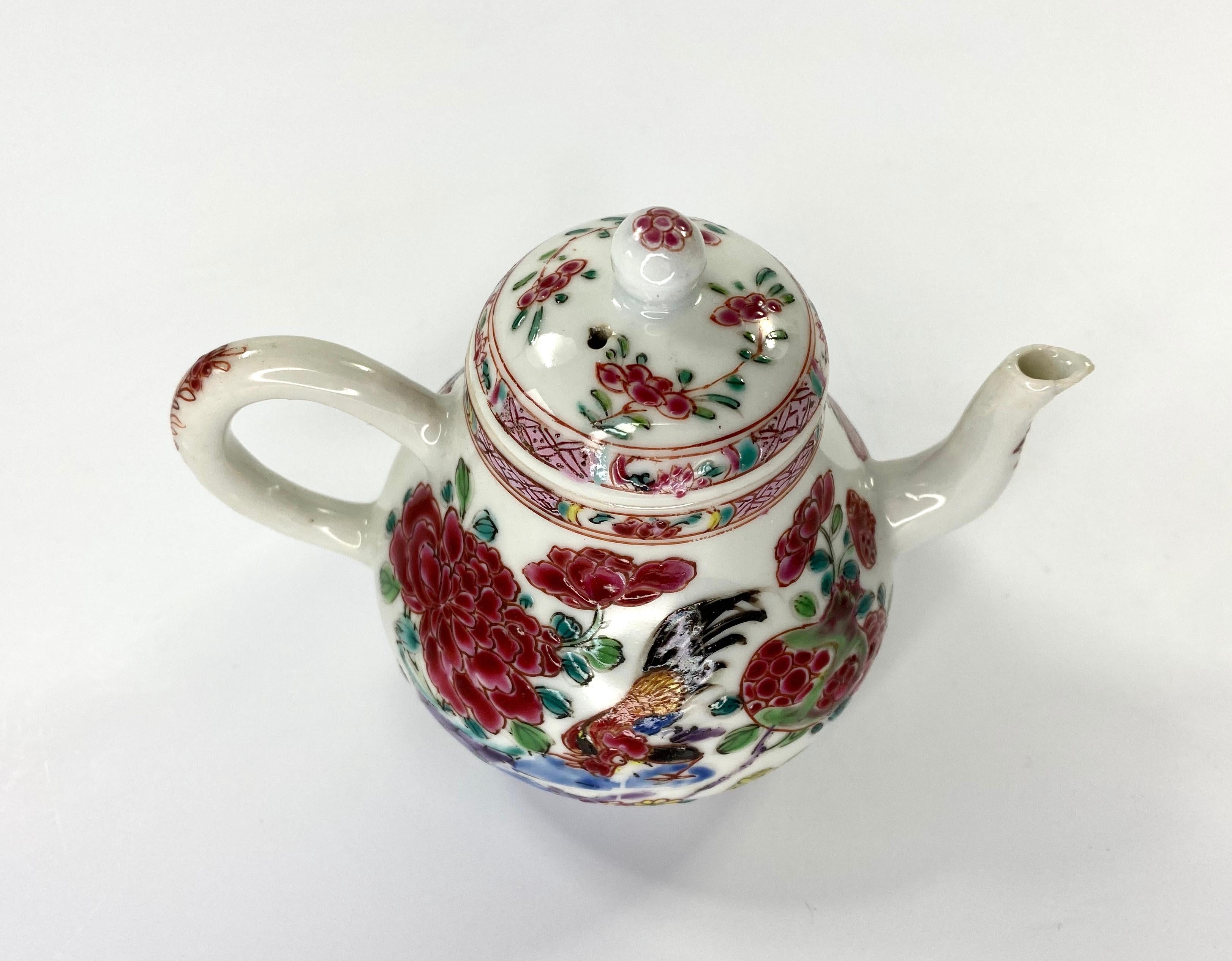 Chinese porcelain Cockerel and Cat Teapot, circa 1740, Qianlong Period In Good Condition In Gargrave, North Yorkshire