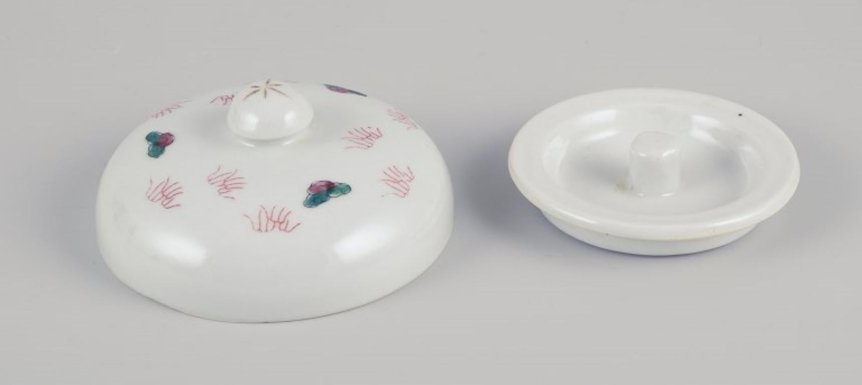 Glazed Chinese porcelain container with two lids. Hand-painted motif of dragons. 20th C For Sale
