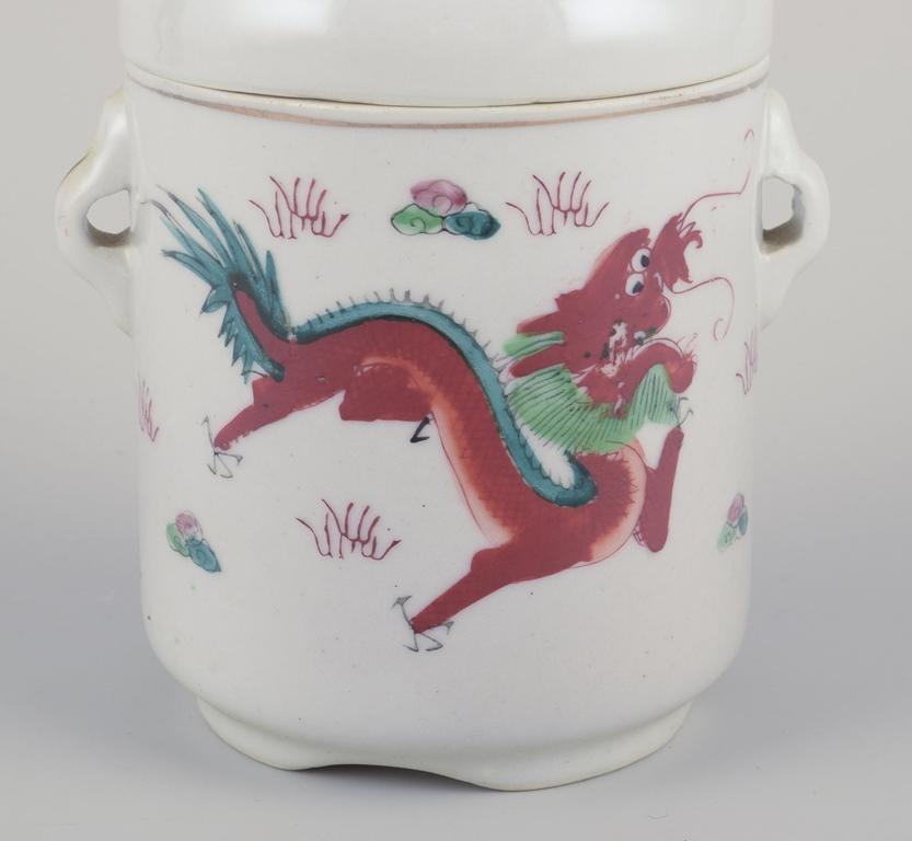 Chinese porcelain container with two lids. Hand-painted motif of dragons. 20th C In Excellent Condition For Sale In København, Copenhagen