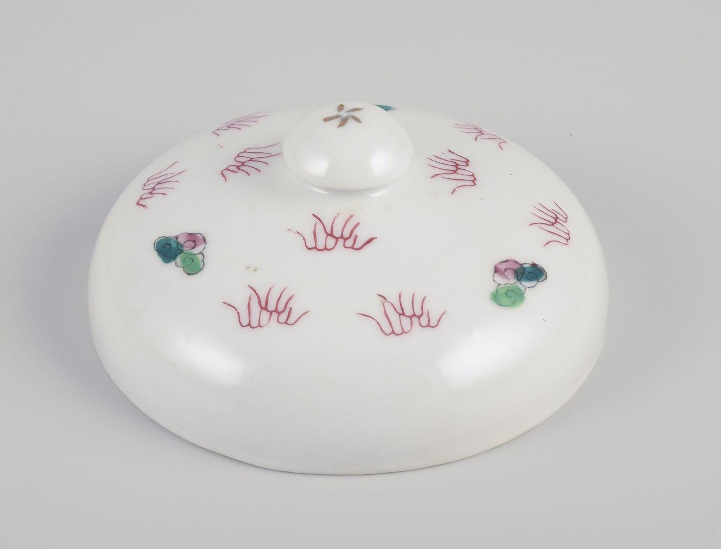 20th Century Chinese porcelain container with two lids. Hand-painted motif of dragons. 20th C For Sale