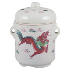 Recipiente de porcelana china con dos tapas. Motivo de dragones pintado a mano. Siglo XX
