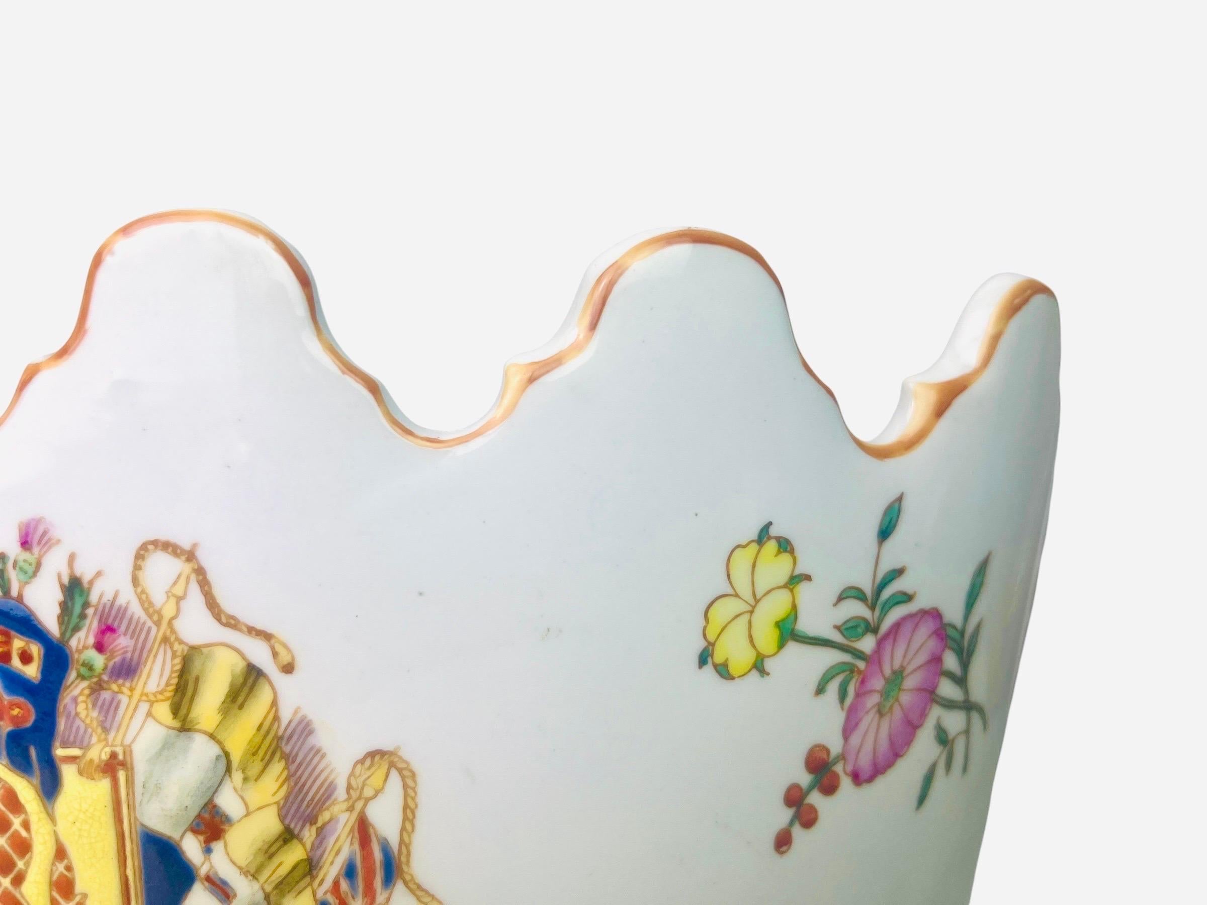 Chinesischer Porzellankühler / Pflanzgefäß / Krug - Rose Familie - 19. Jahrhundert - Qing China (Qing-Dynastie) im Angebot