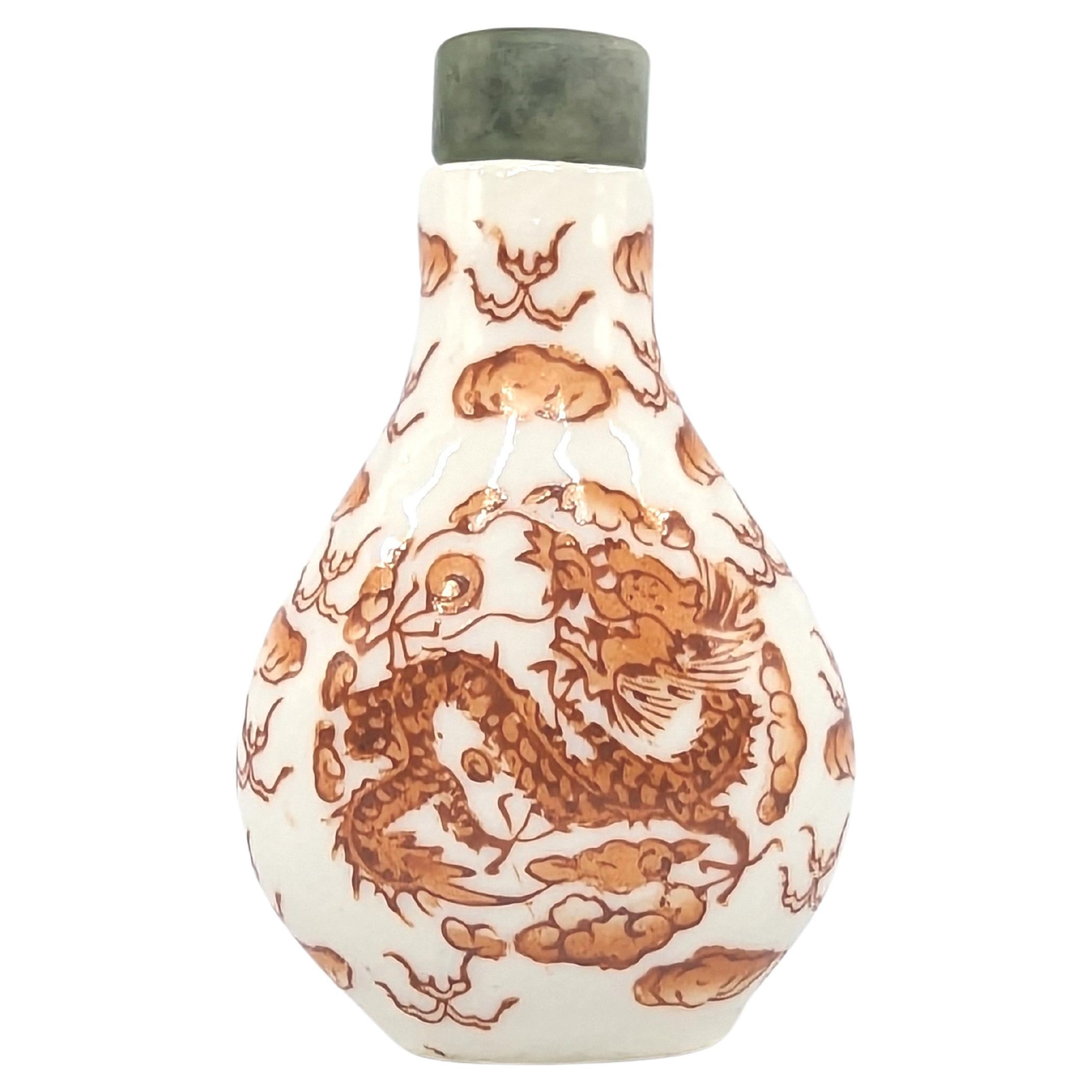 Bouteille à priser en porcelaine de Chine avec dragon rouge en fer Bouchon en jade 20ème siècle