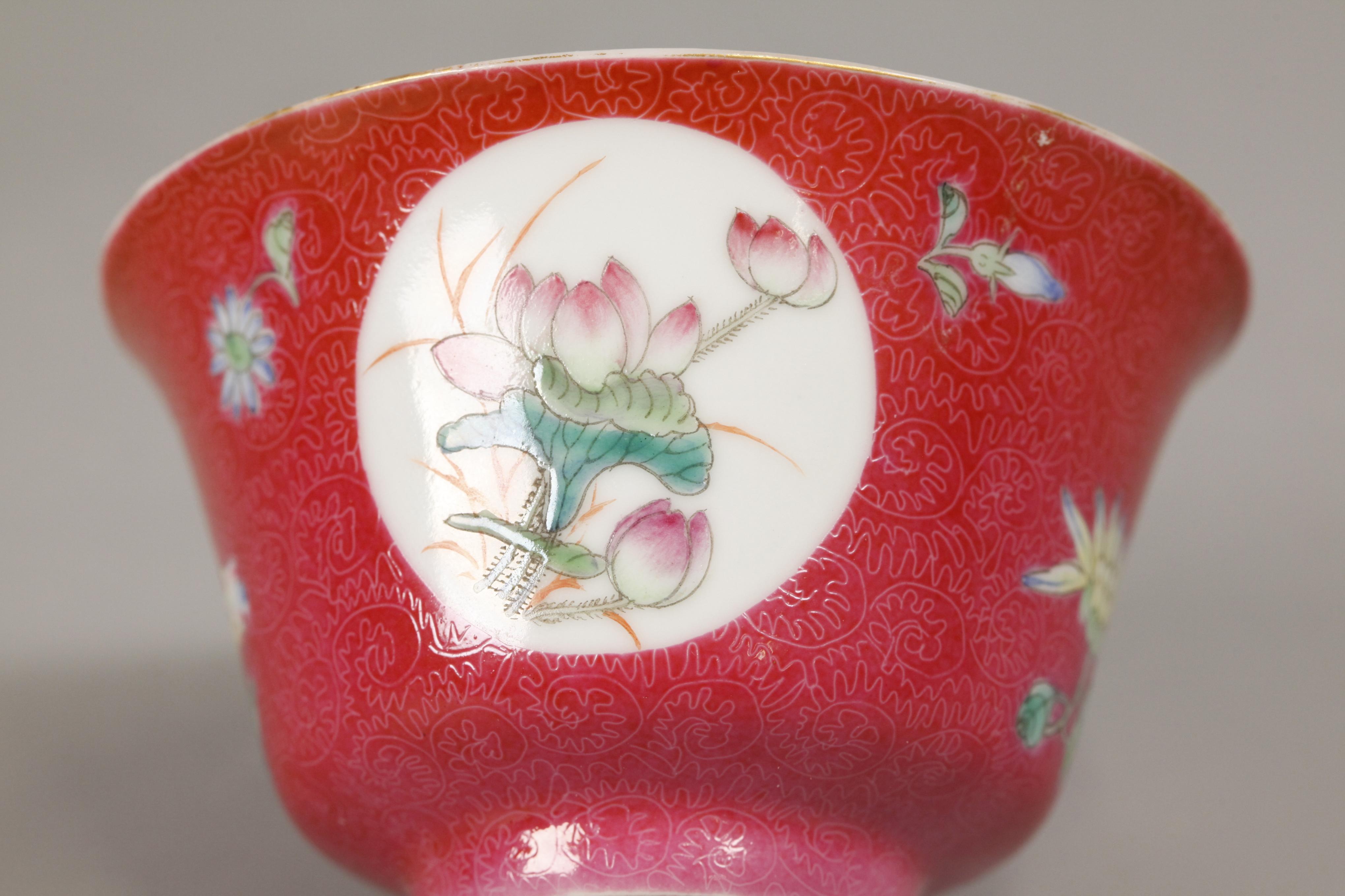 20th Century Chinese porcelain cover bowl w/ saucer, Republican period For Sale