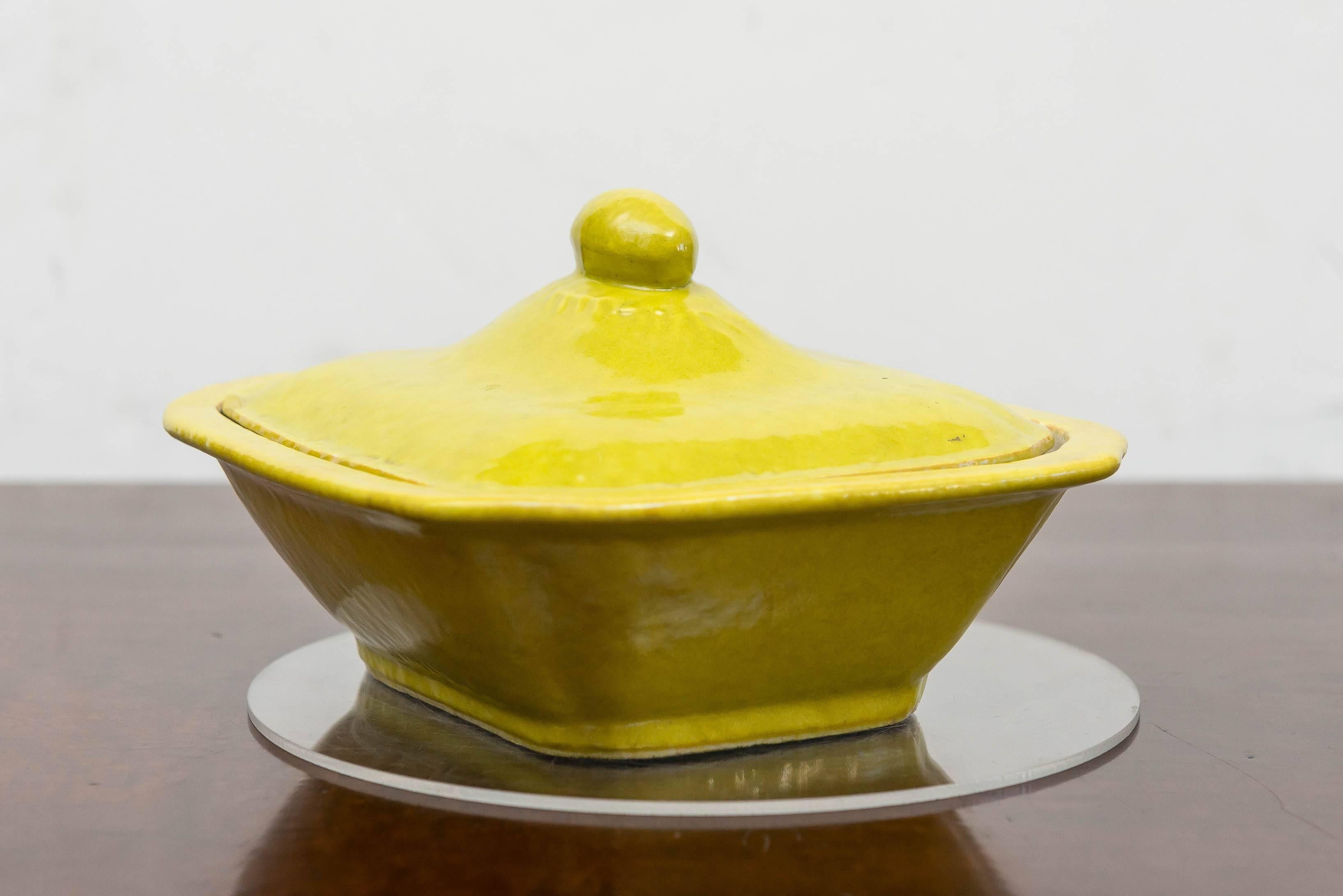 Chinesische, mit Porzellan bezogene Schale aus chinesischem Porzellan in einer ungewöhnlichen pistachiogrünen Glasur. Um 1920
Mit geschwungenen Seiten und geformten Ecken versehen. Ein gut gemasertes Oberteil mit einem Obstknoten. Bottom gestempelt