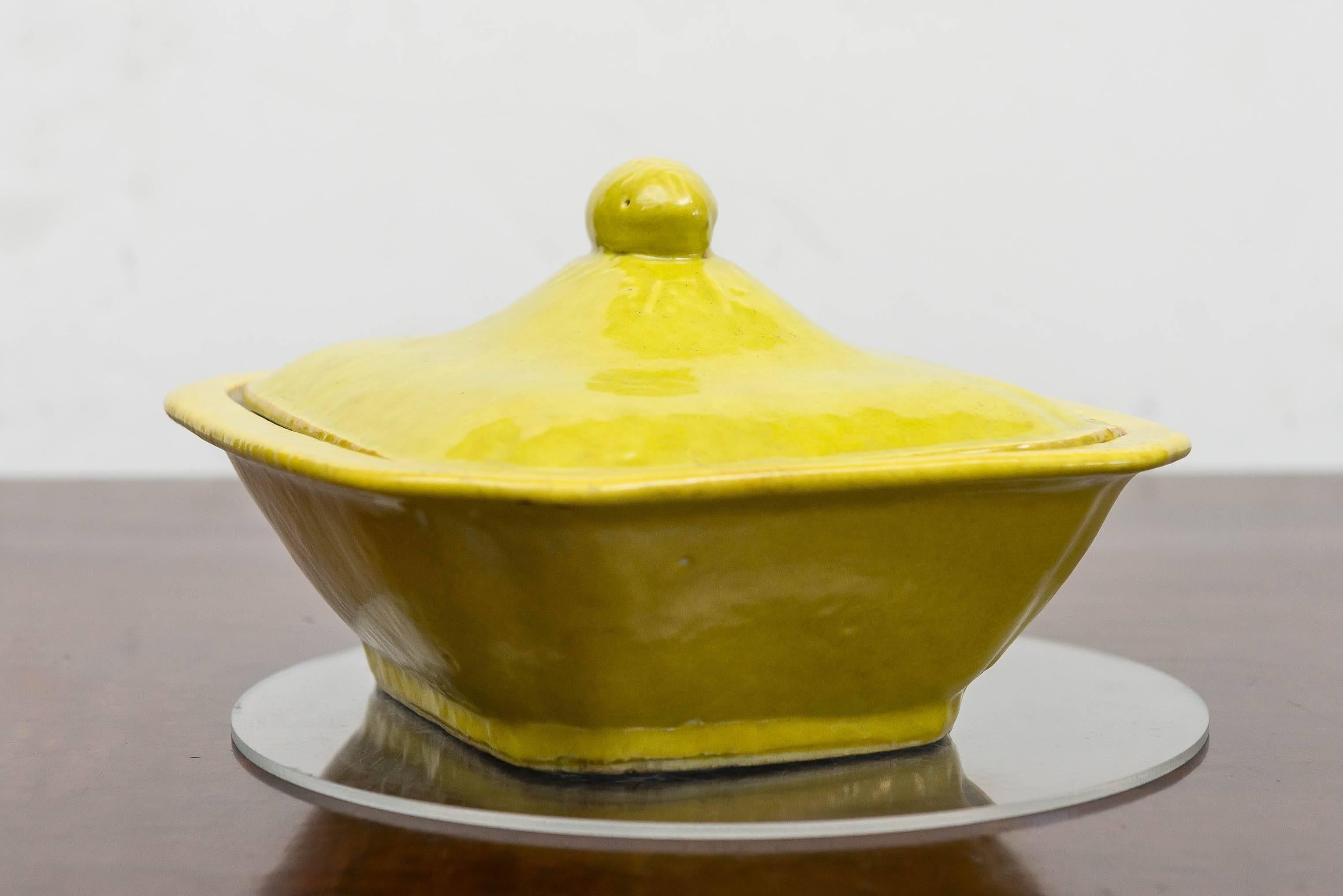 Plat couvert en porcelaine chinoise à glaçure verte Pistachio inhabituelle, vers 1920 Bon état - En vente à San Francisco, CA