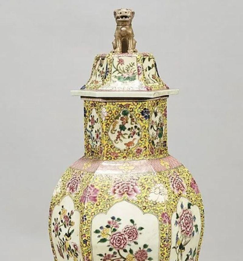Chinese Porcelain Covered Vase Ginger Jar In Good Condition In Cypress, CA