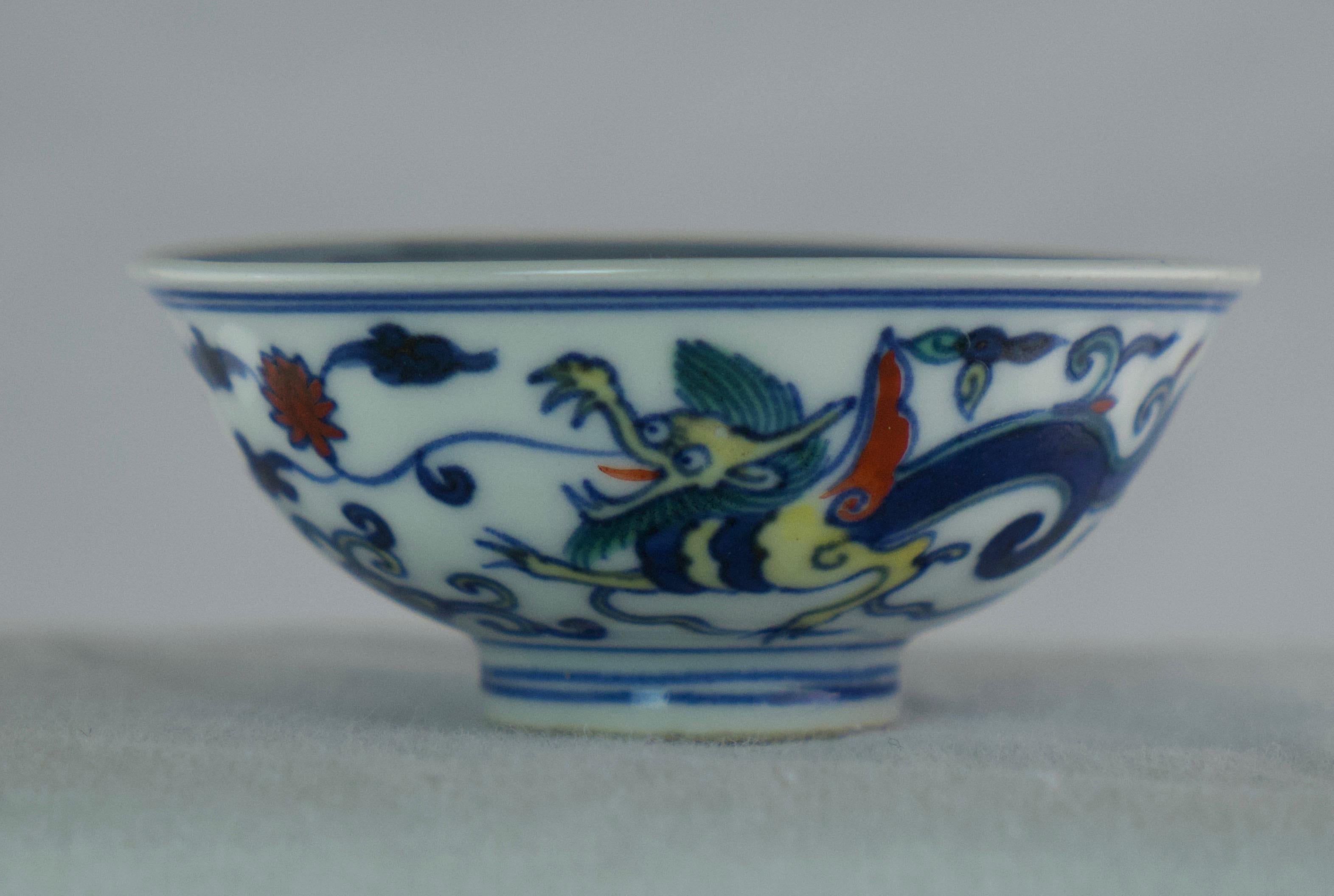 Kleine chinesische Tasse mit gemaltem Dekor eines Drachens in meist blauen Farben. Darunter ist markiert.