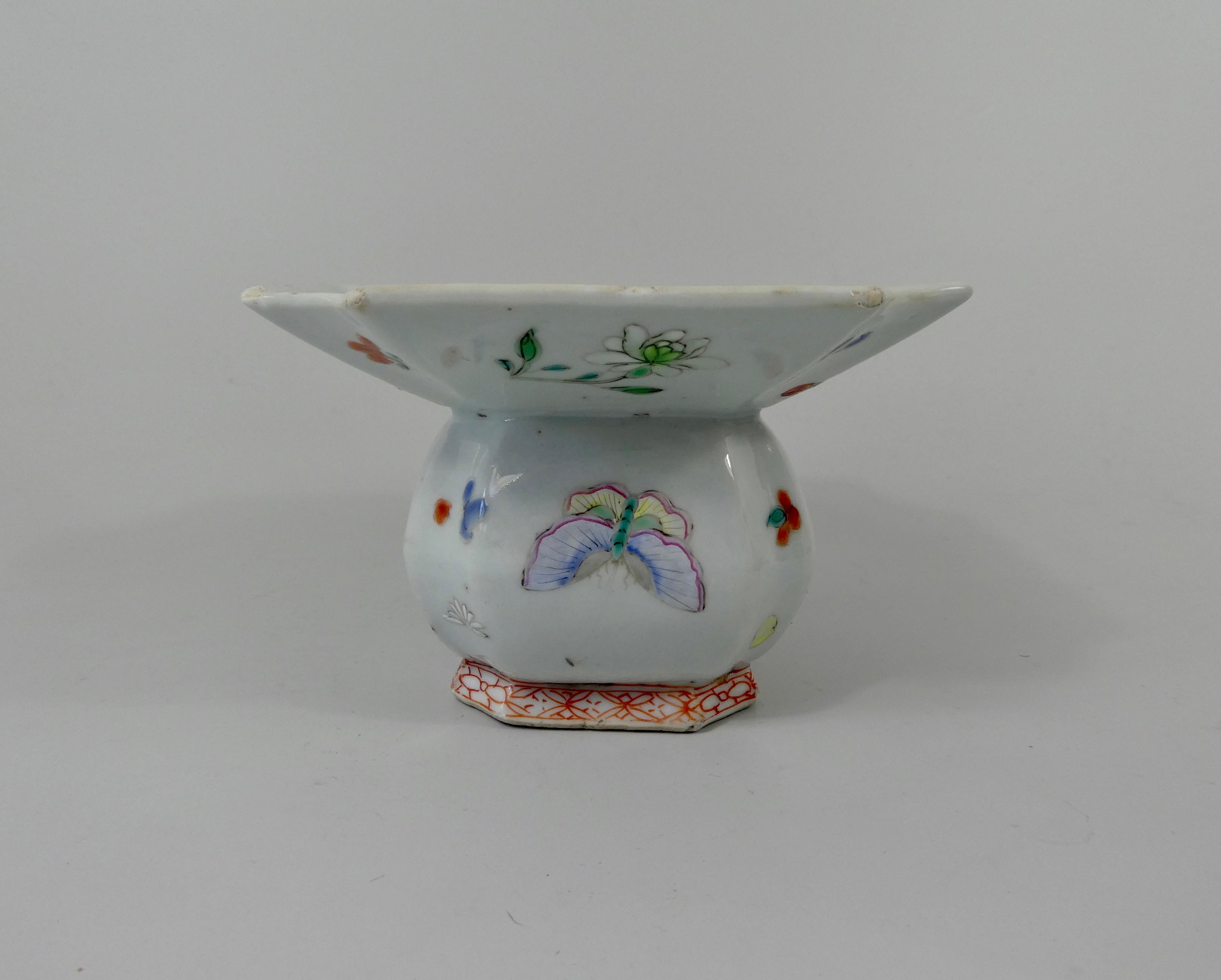 Chinese Porcelain Cuspidor, Famille Rose Butterflies, Qianlong, Period 1736-1795 In Good Condition In Gargrave, North Yorkshire