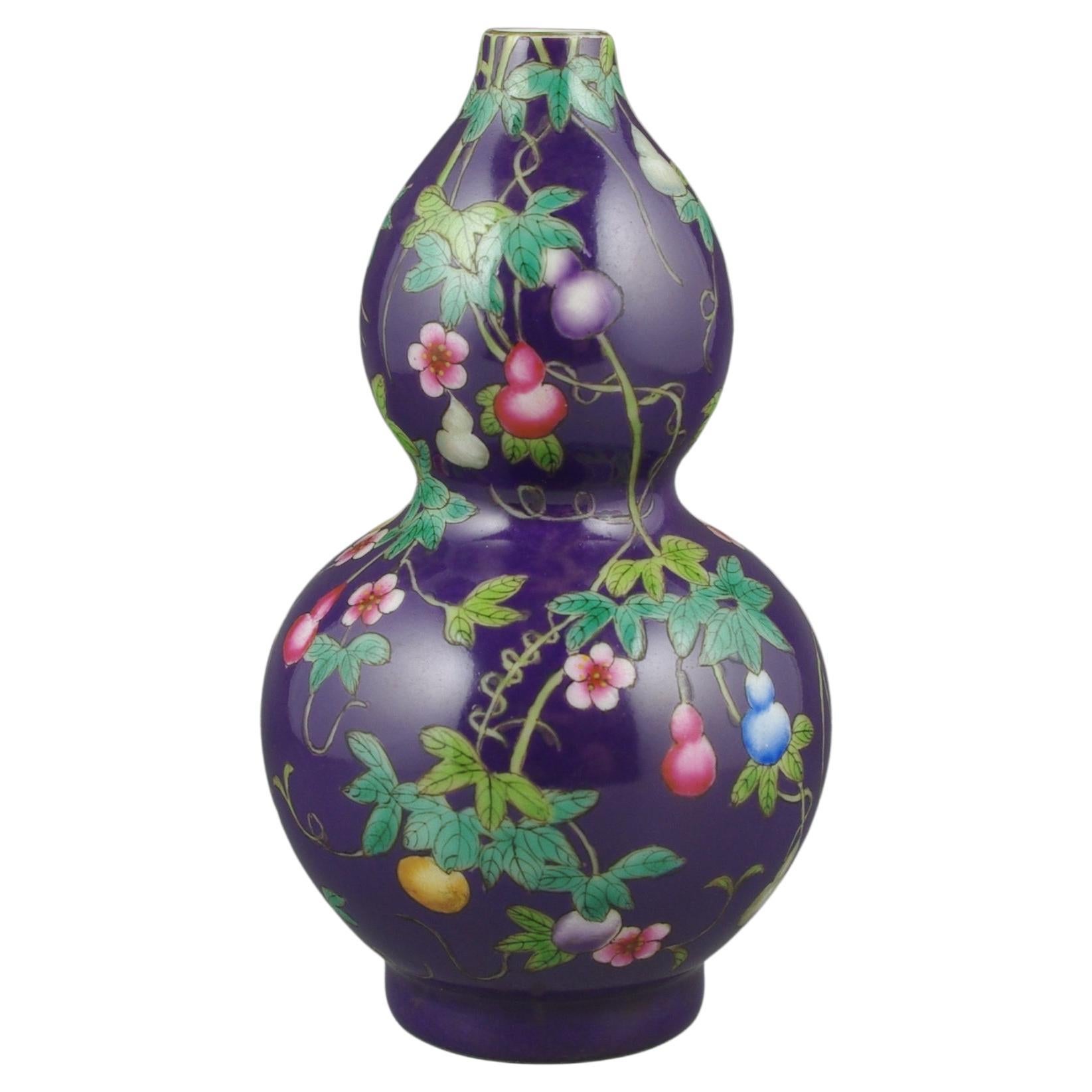 Vase Hulu à double gourde décoré en porcelaine chinoise émaillée aubergine, fin 20c 