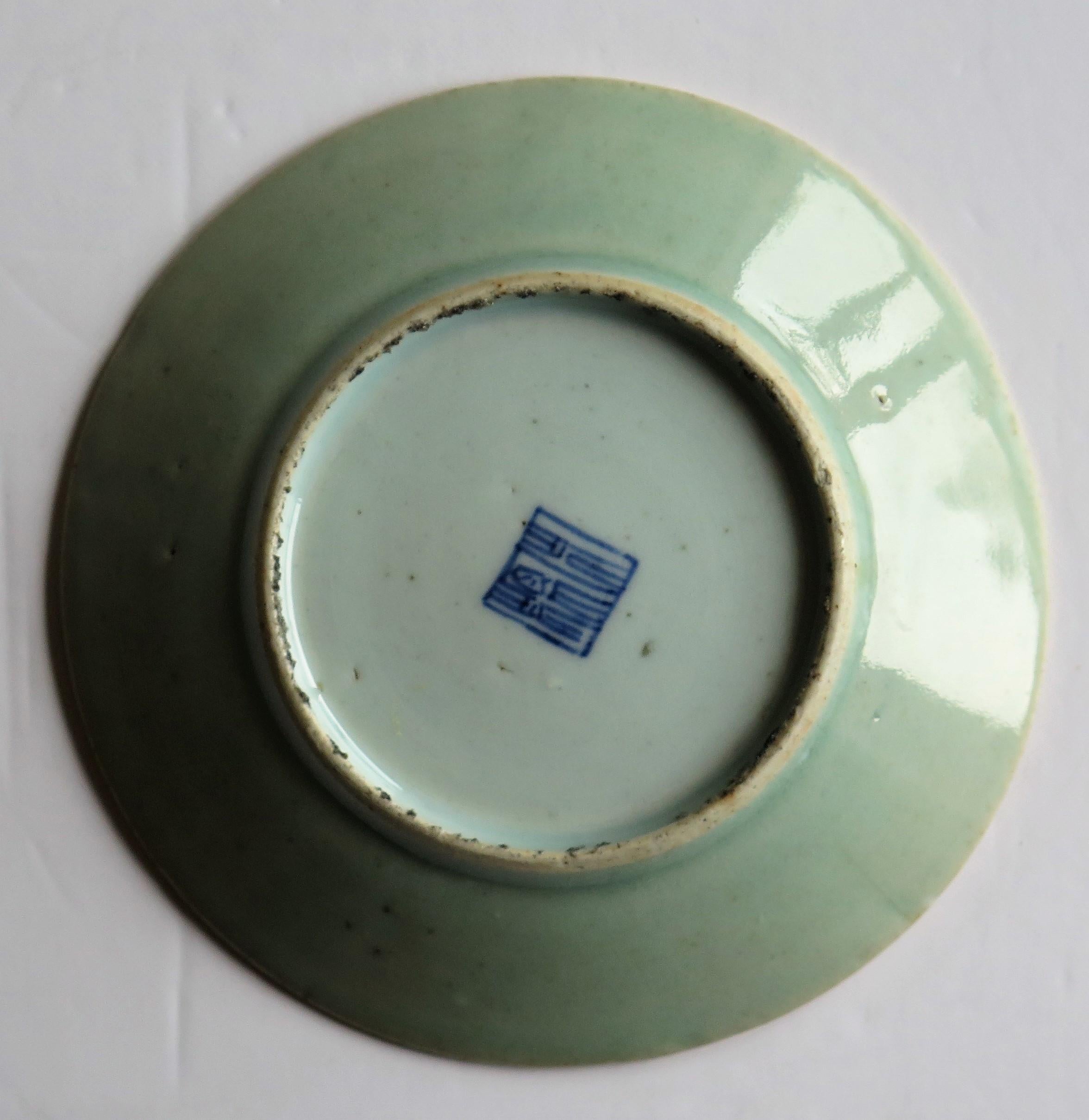 Plat ou assiette en porcelaine chinoise à glaçure céladon peint à la main:: Qing:: vers 1820 6