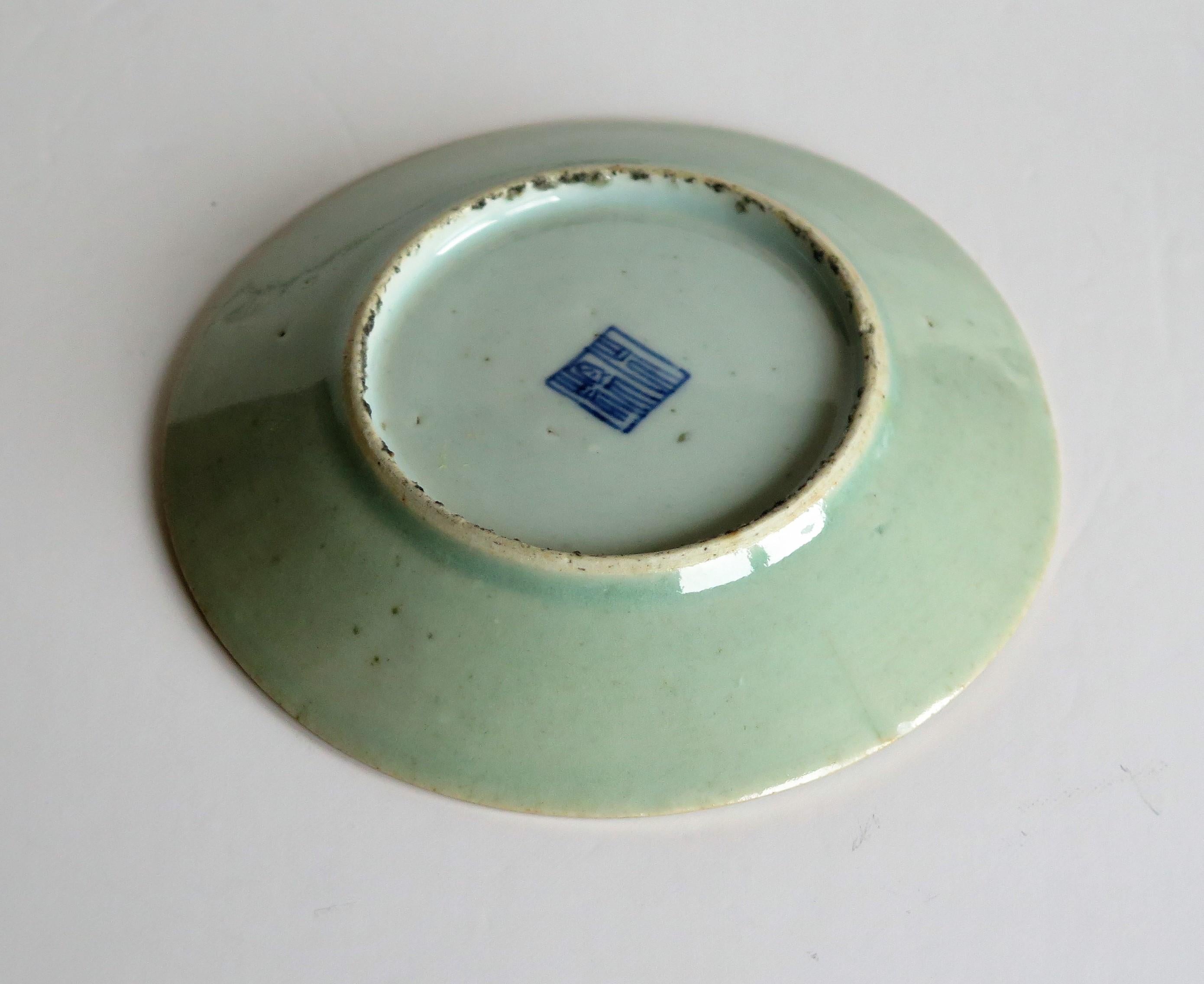 Plat ou assiette en porcelaine chinoise à glaçure céladon peint à la main:: Qing:: vers 1820 8
