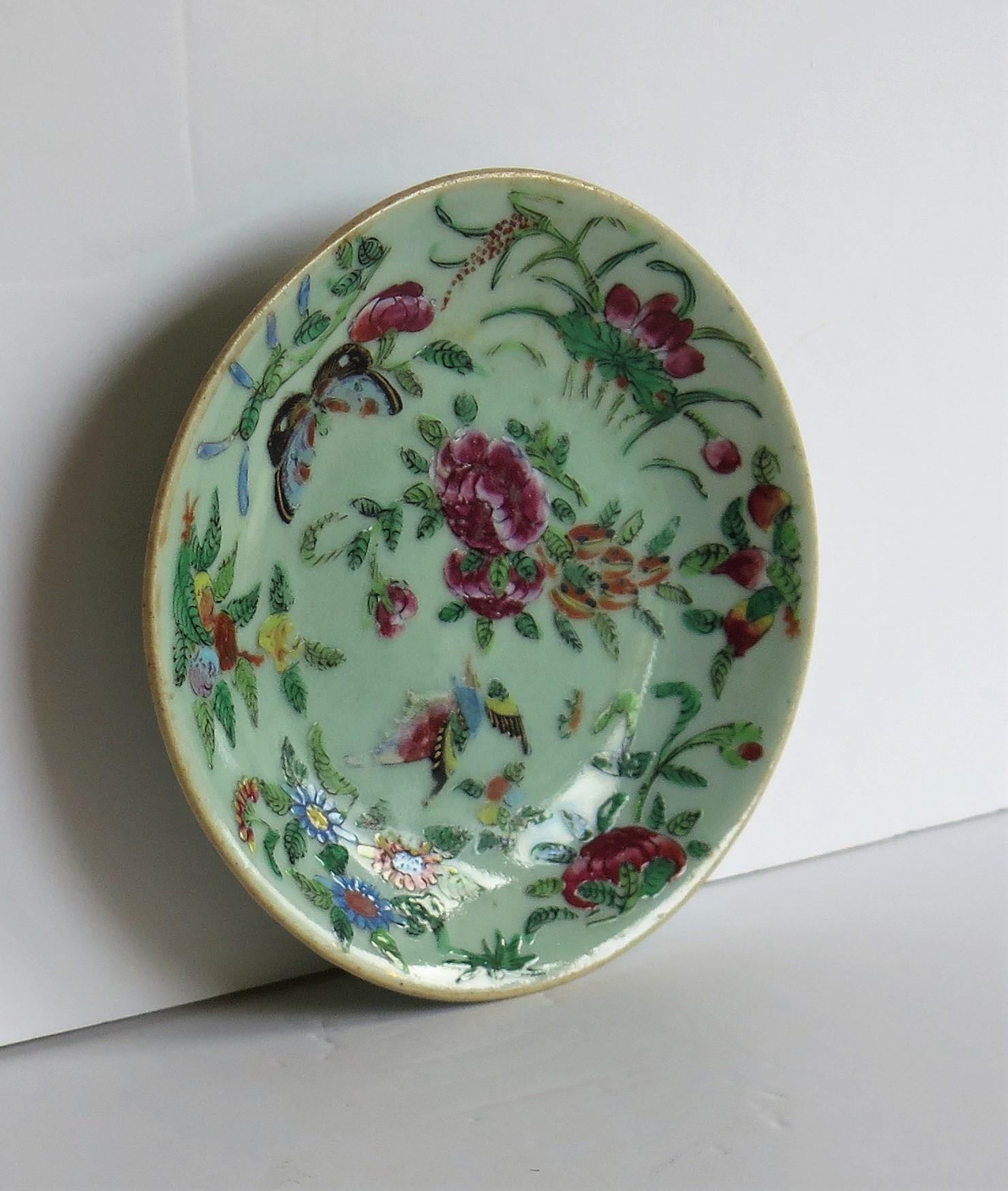 Chinois Plat ou assiette en porcelaine chinoise à glaçure céladon peint à la main:: Qing:: vers 1820