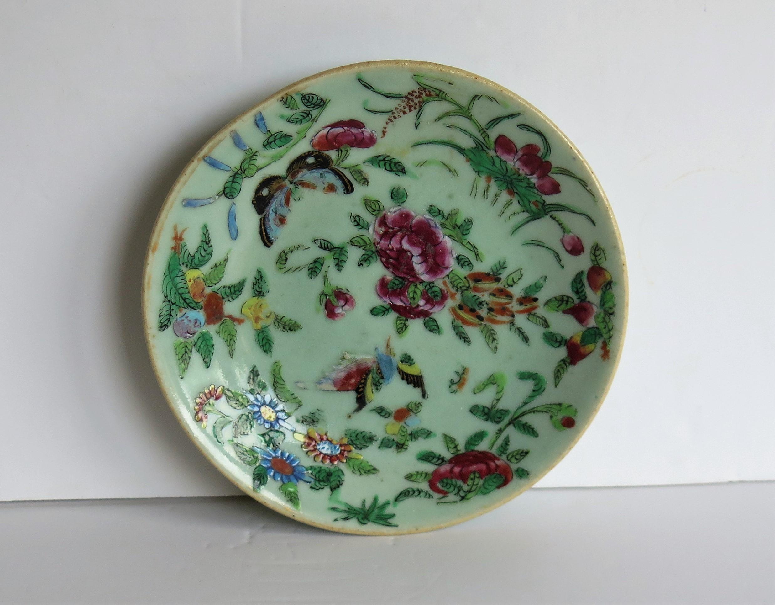 XIXe siècle Plat ou assiette en porcelaine chinoise à glaçure céladon peint à la main:: Qing:: vers 1820