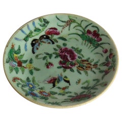 Plat ou assiette en porcelaine chinoise à glaçure céladon peint à la main:: Qing:: vers 1820