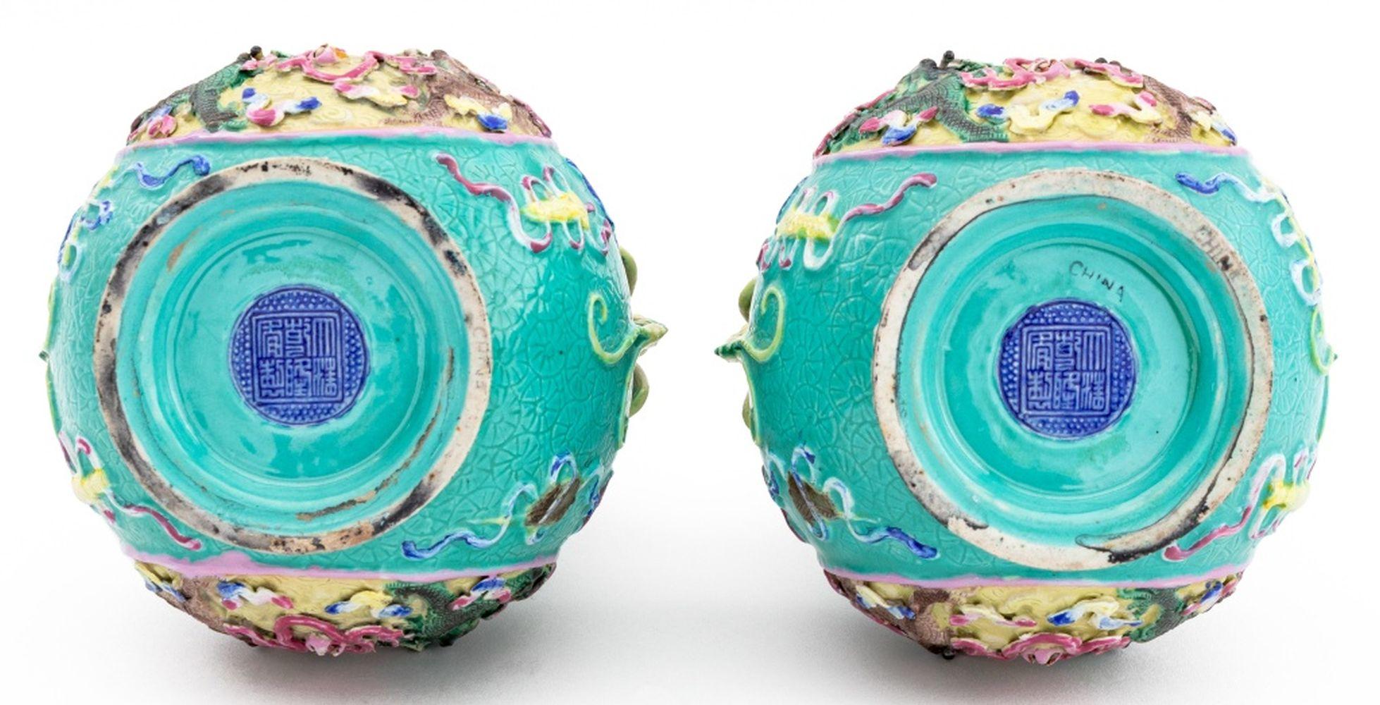 Chinese Porcelain Double Gourd Vases, Pair In condizioni buone in vendita a Astoria, NY