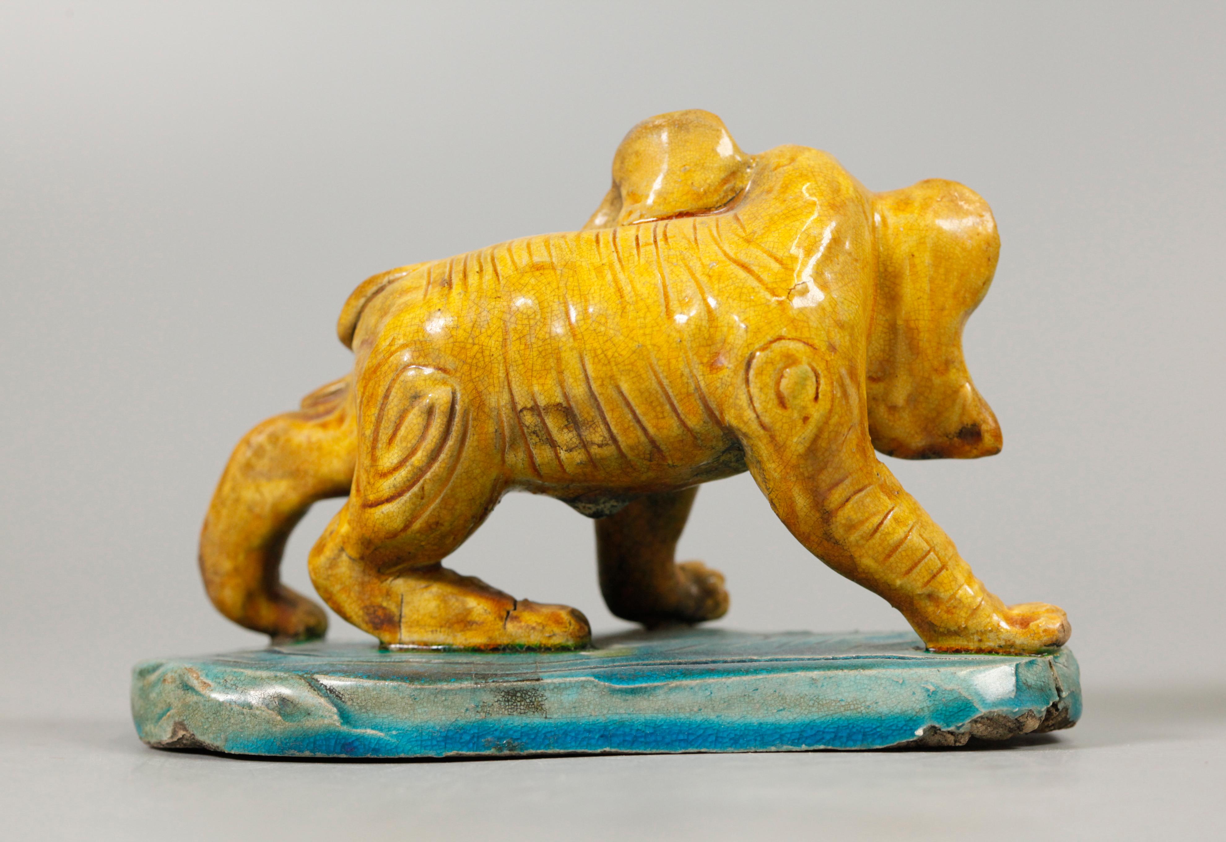Chinese porcelain elephant on base, 19th c. In Good Condition For Sale In New York, NY