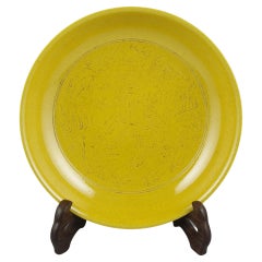 Assiette de dragon incisé jaune moutarde émaillé Famille Jeune 20 carats 